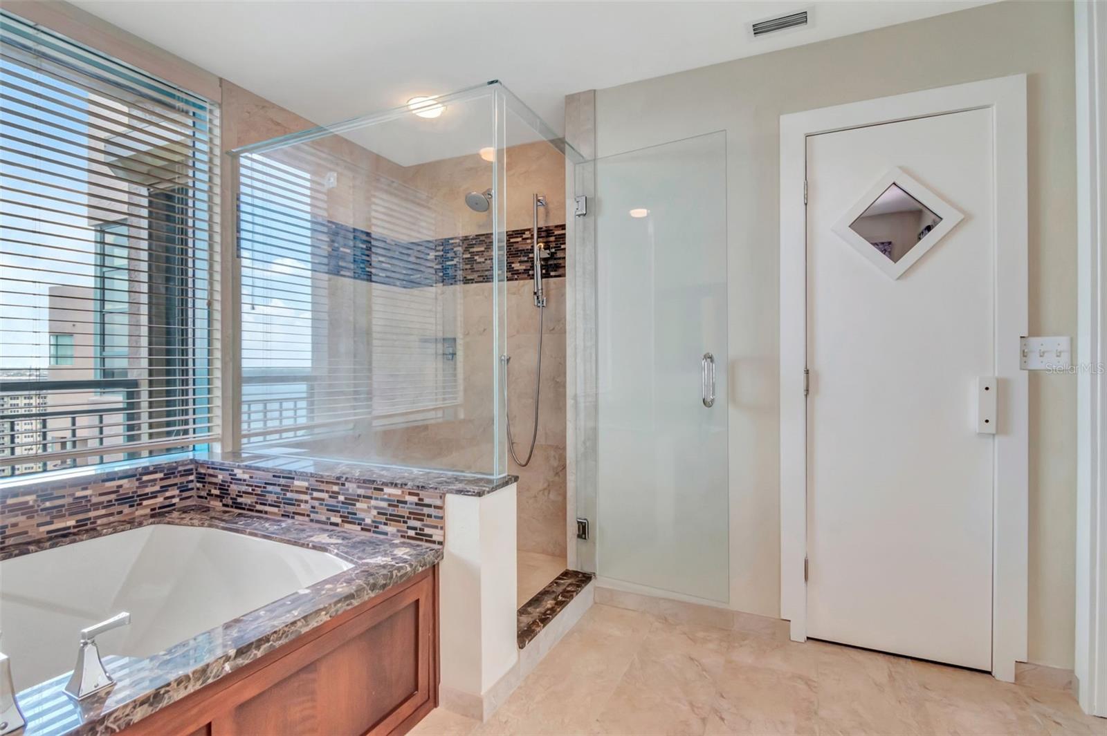 Image 22 of 41 For 1560 Gulf Boulevard 4