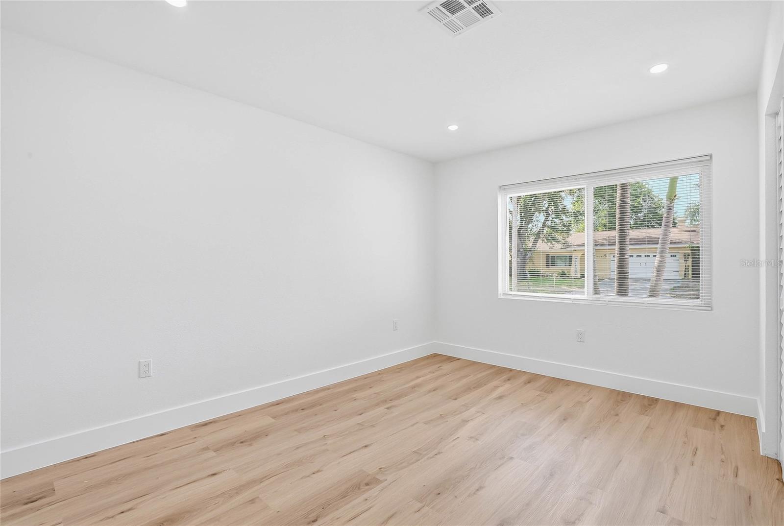 Image 27 of 39 For 7037 124th Terrace