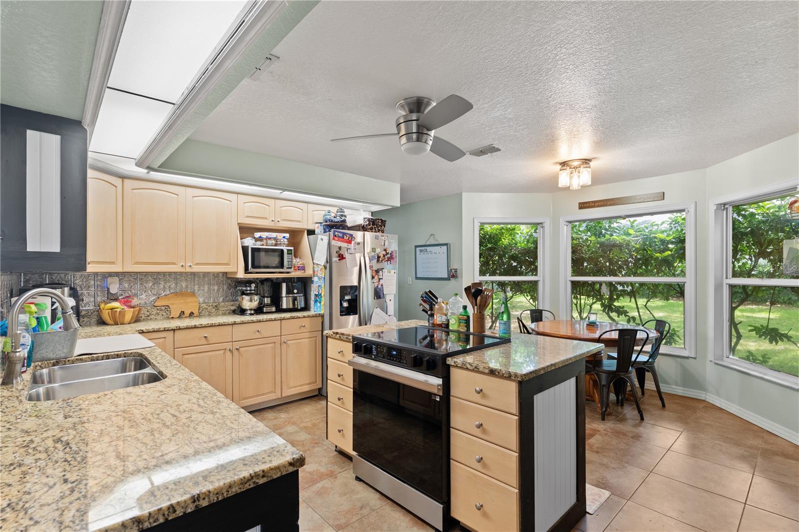 Listing photo id 8 for 2121 Wildwood Ln