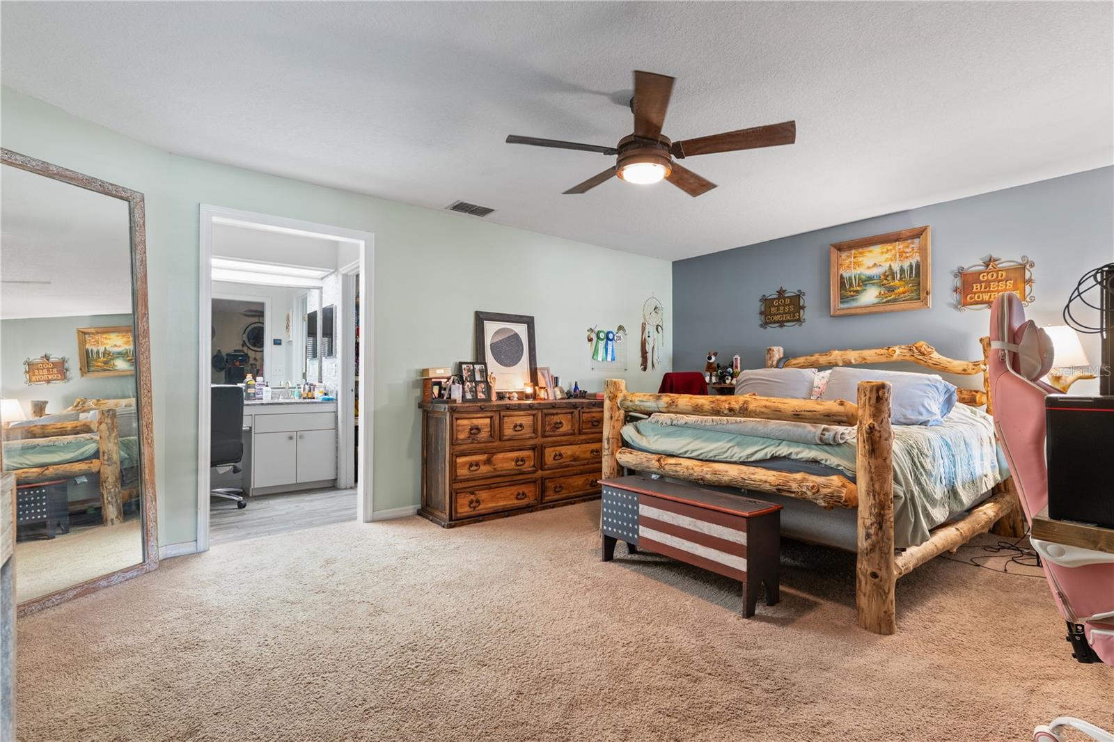 Listing photo id 12 for 2121 Wildwood Ln