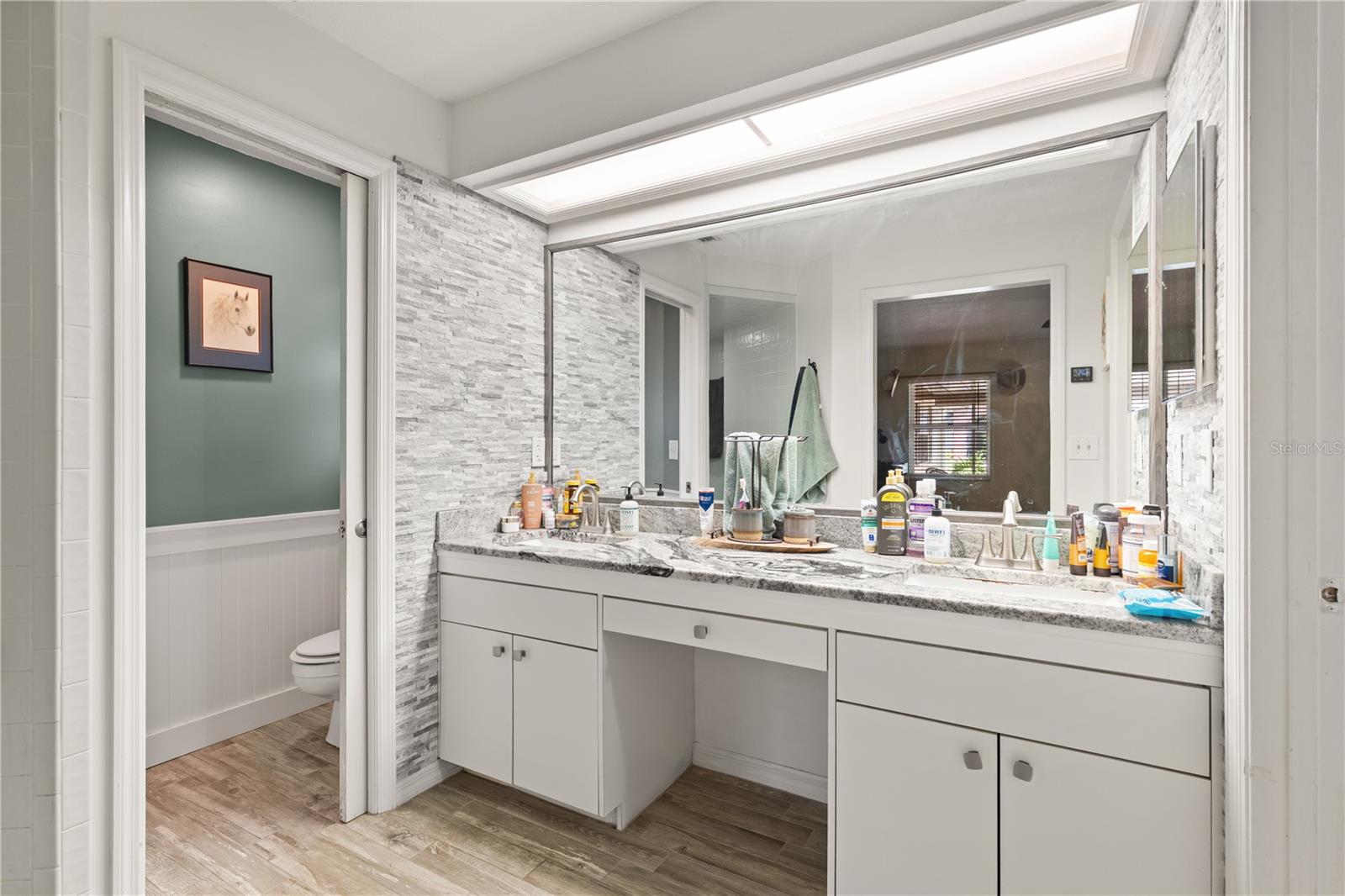 Listing photo id 13 for 2121 Wildwood Ln