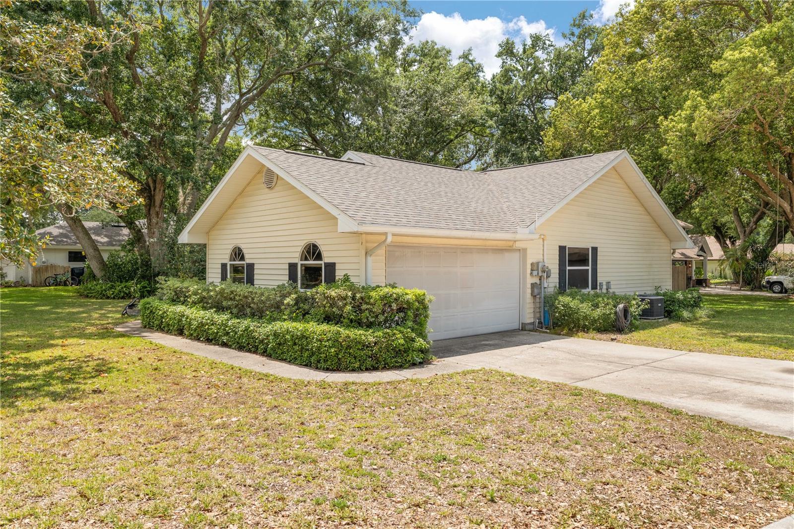 Listing photo id 2 for 2121 Wildwood Ln