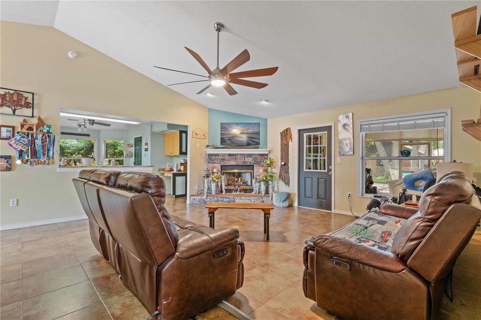 Listing photo id 5 for 2121 Wildwood Ln