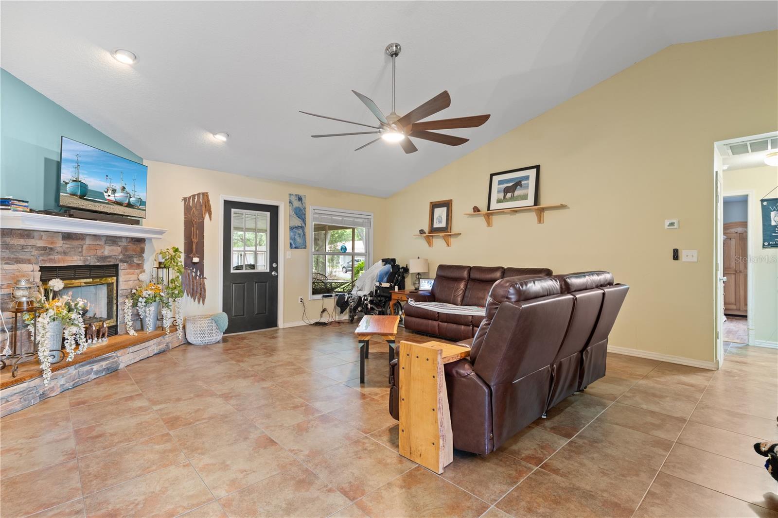 Listing photo id 6 for 2121 Wildwood Ln