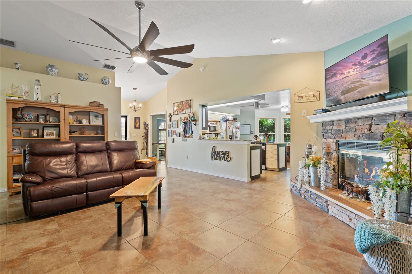 Listing photo id 7 for 2121 Wildwood Ln