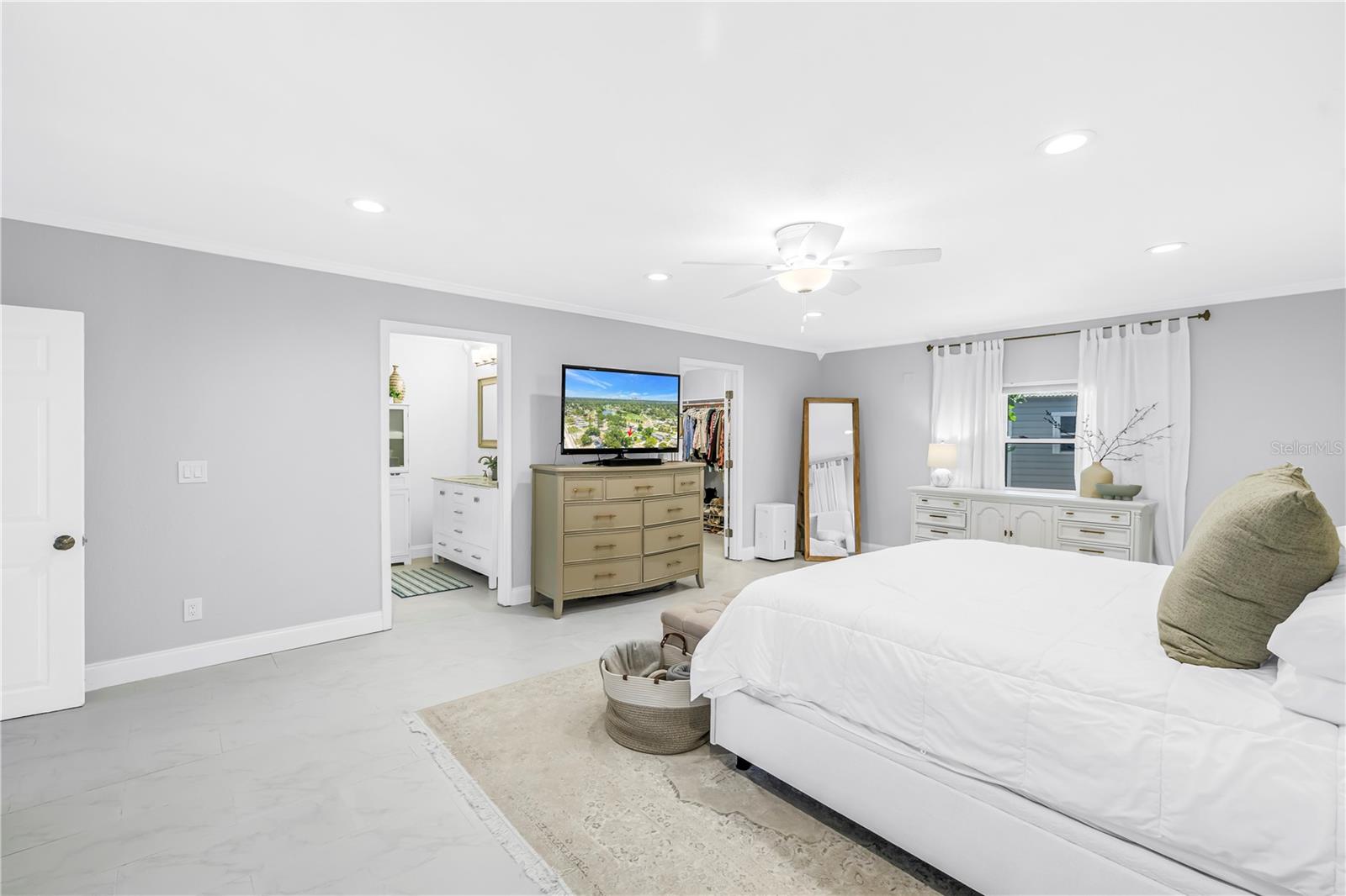Image 33 of 92 For 4039 Alberca Way S