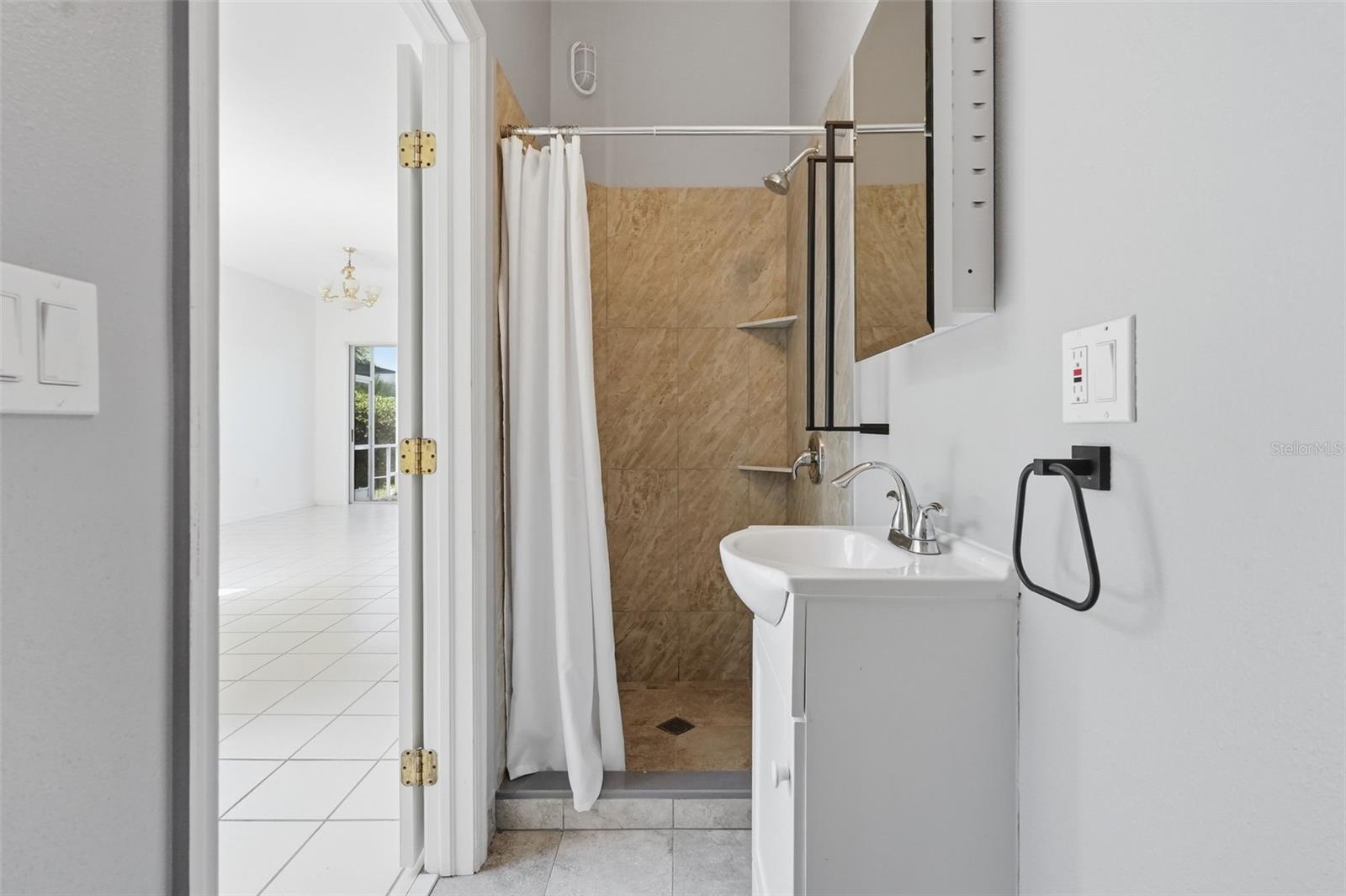 Listing photo id 11 for 10621 Hatteras Drive