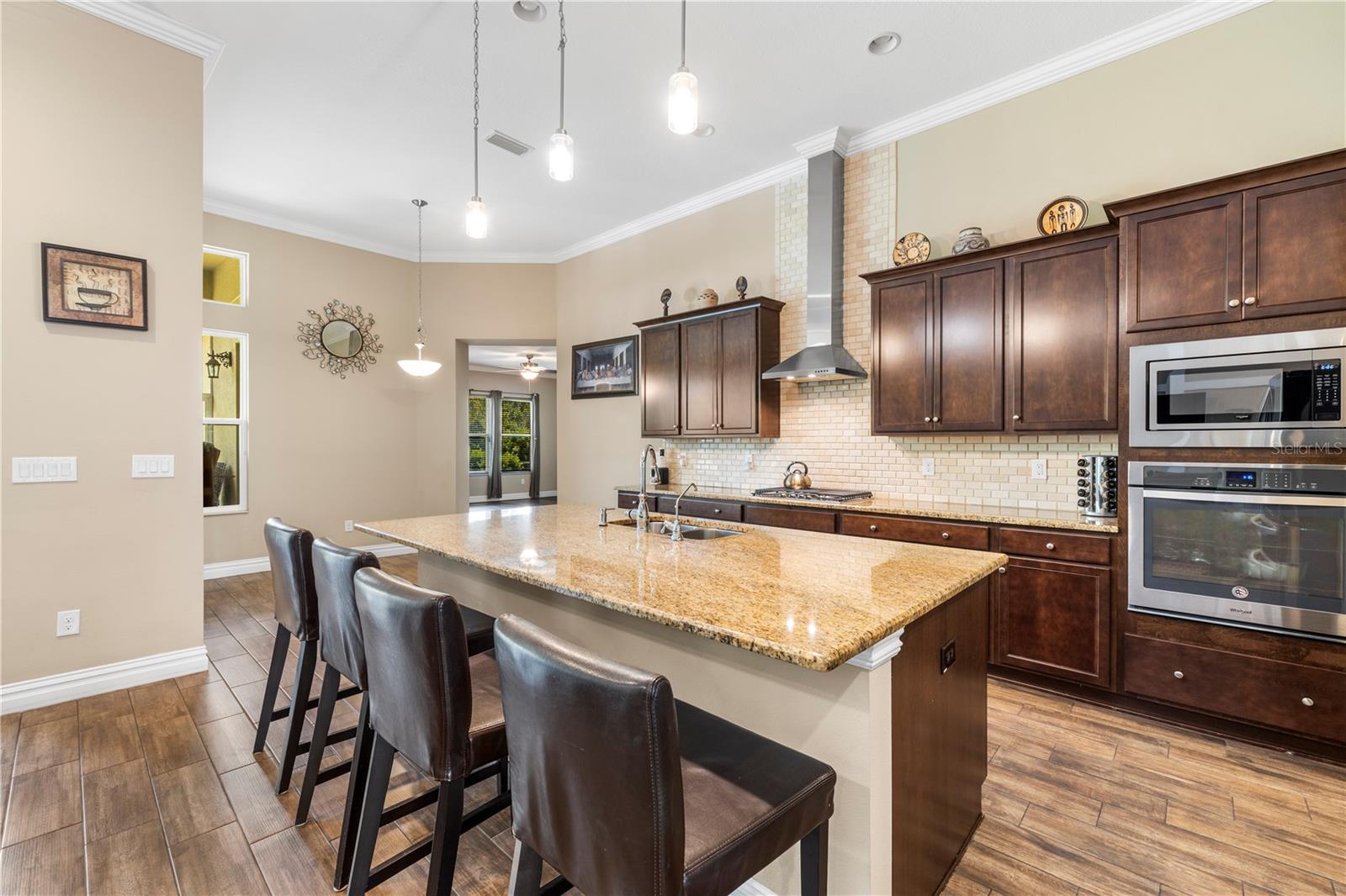 Listing photo id 11 for 16726 Courtyard Loop