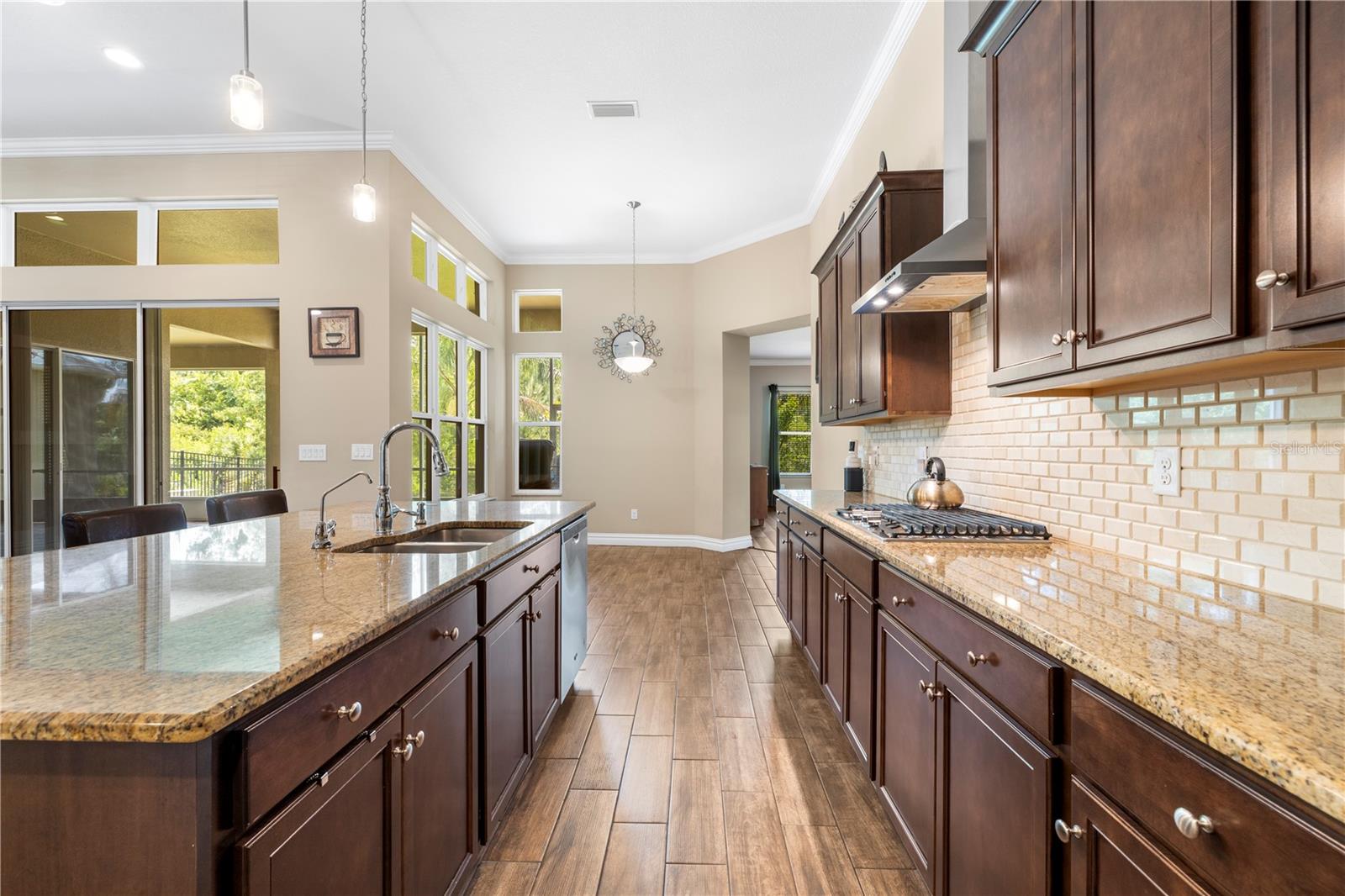 Listing photo id 13 for 16726 Courtyard Loop