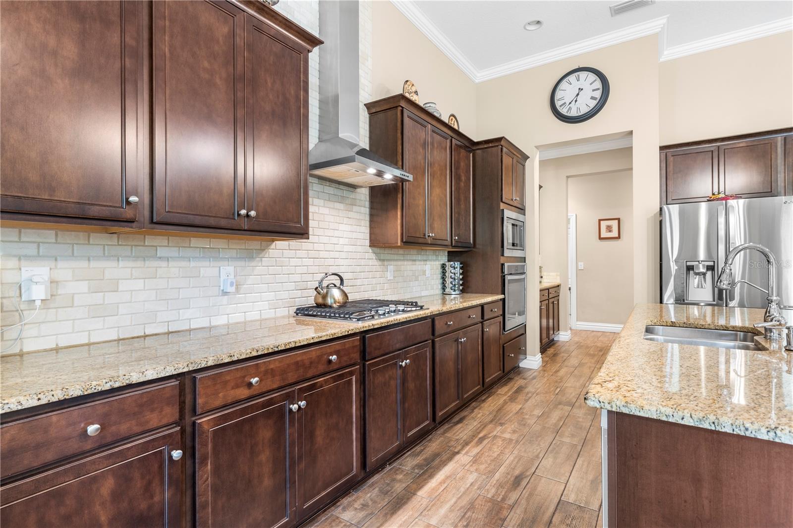Listing photo id 16 for 16726 Courtyard Loop
