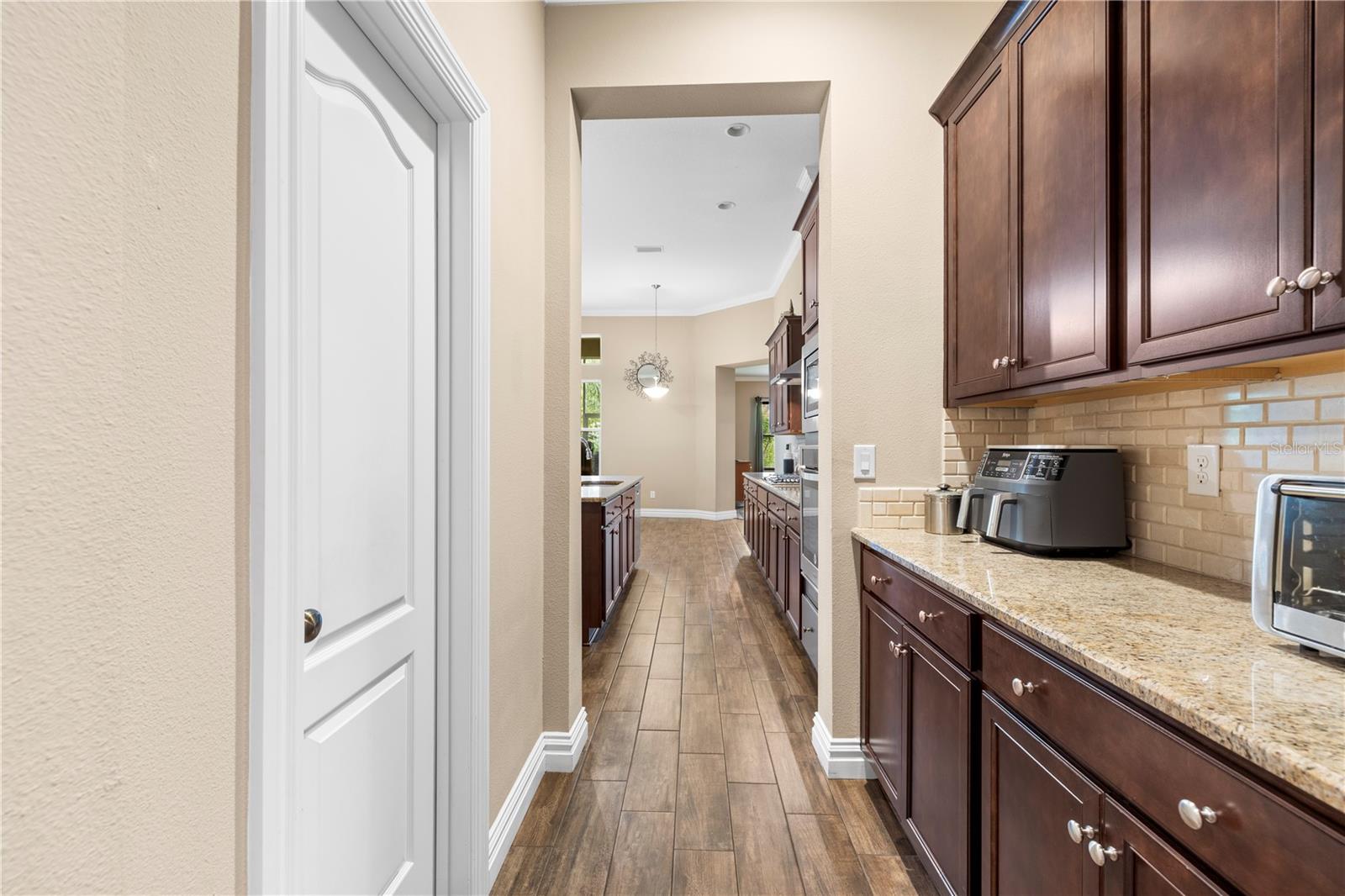 Listing photo id 18 for 16726 Courtyard Loop
