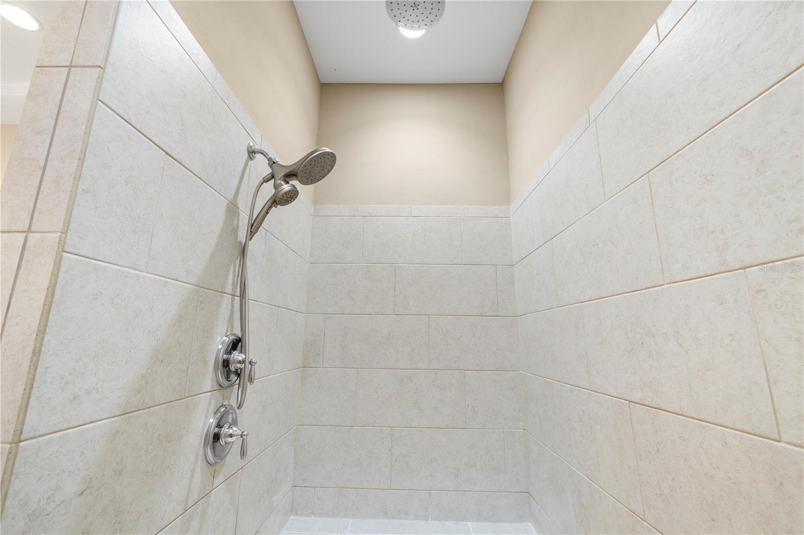 Listing photo id 44 for 16726 Courtyard Loop