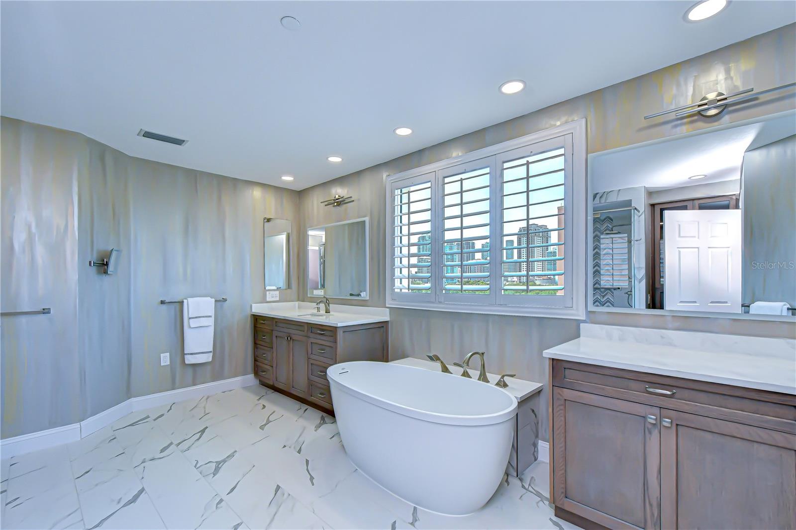 Image 26 of 85 For 555 5th Avenue Ne 711