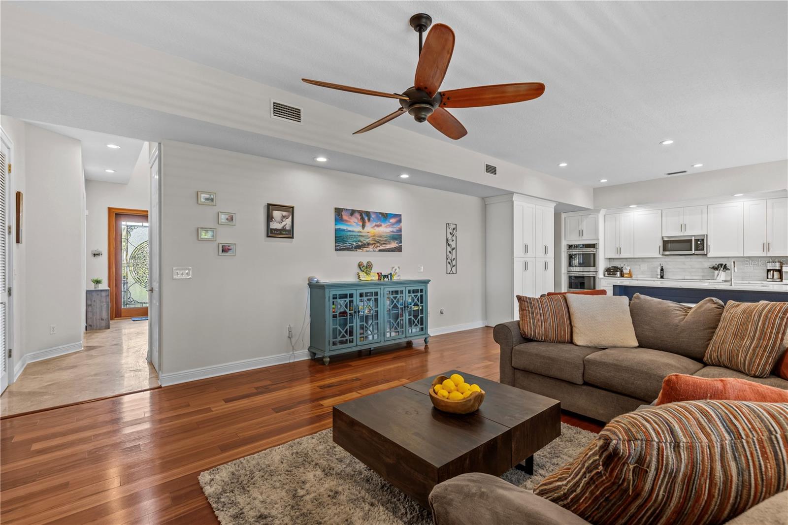 Image 11 of 76 For 897 Point Seaside Drive