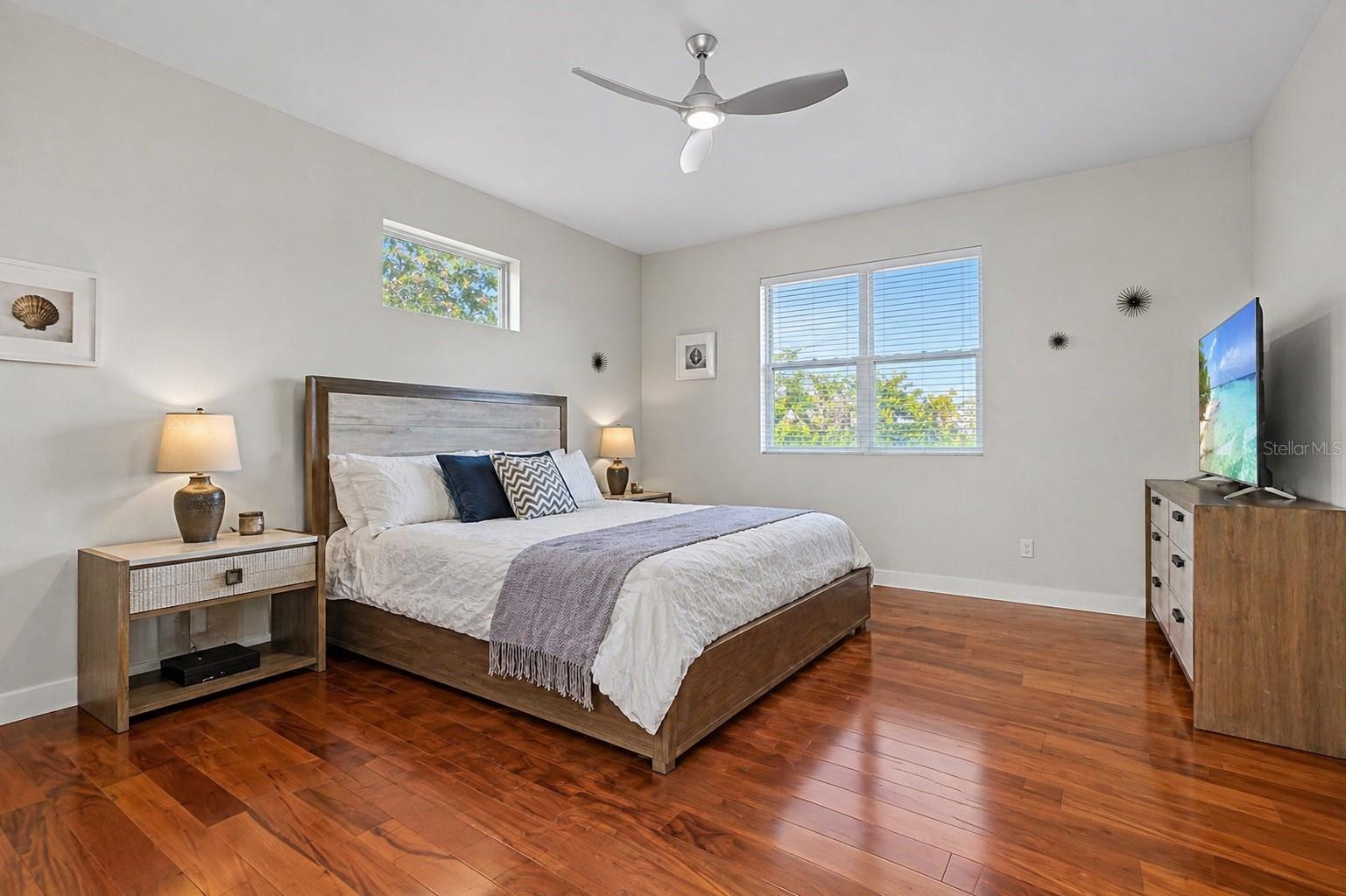 Image 32 of 76 For 897 Point Seaside Drive