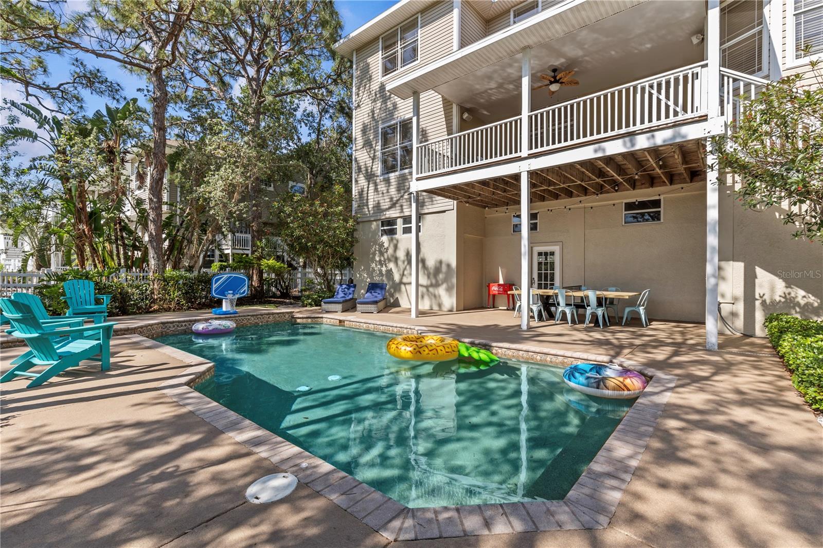 Image 4 of 76 For 897 Point Seaside Drive