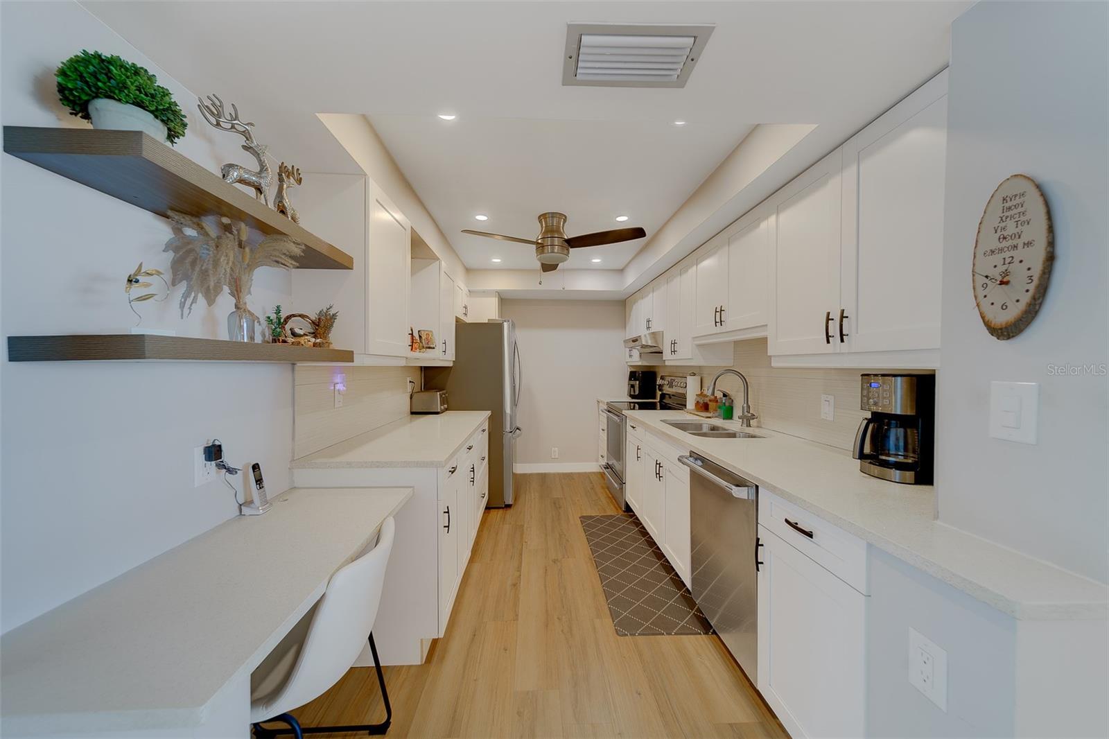 Image 14 of 41 For 255 Dolphin Point 802