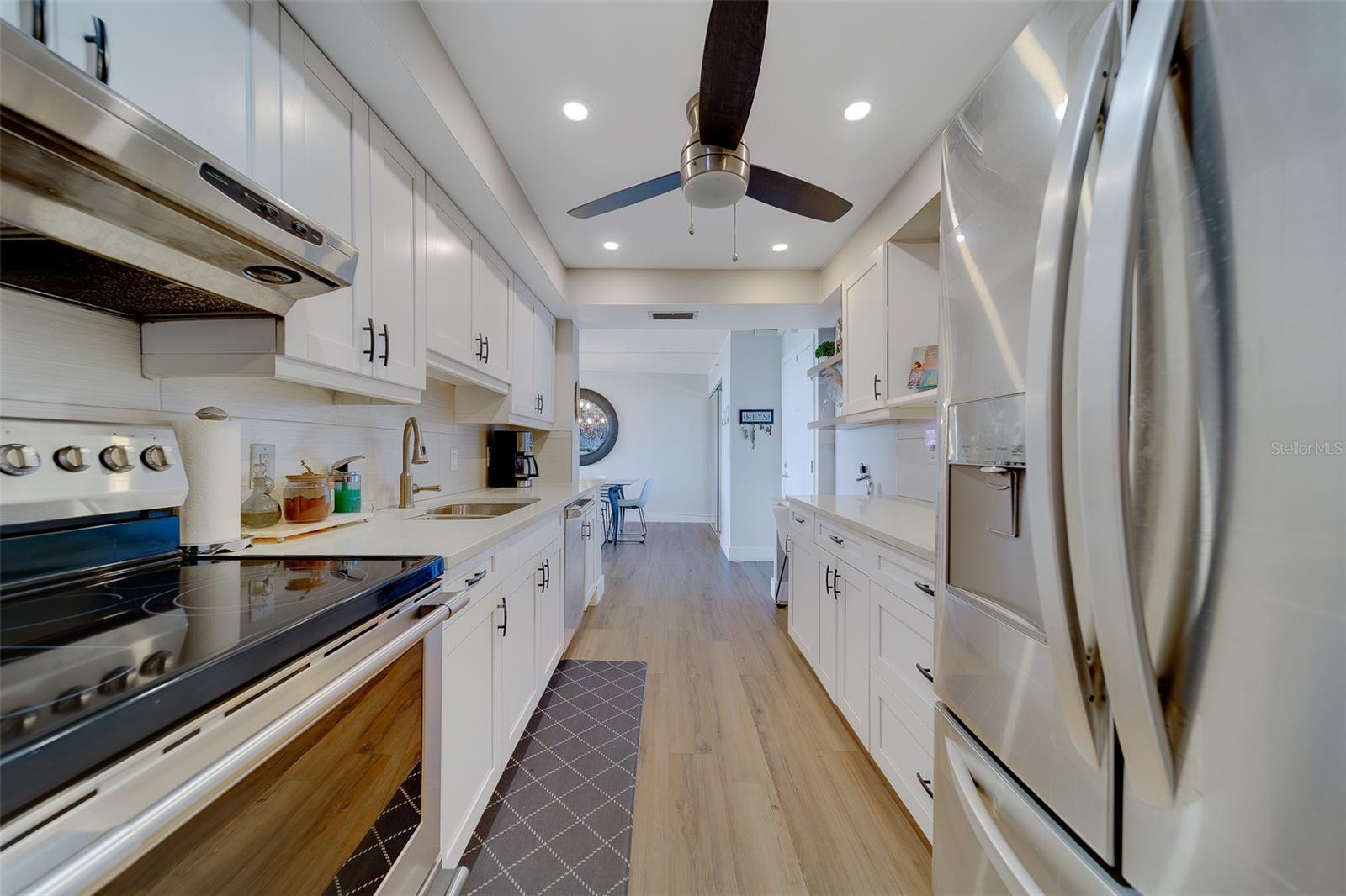 Image 4 of 41 For 255 Dolphin Point 802
