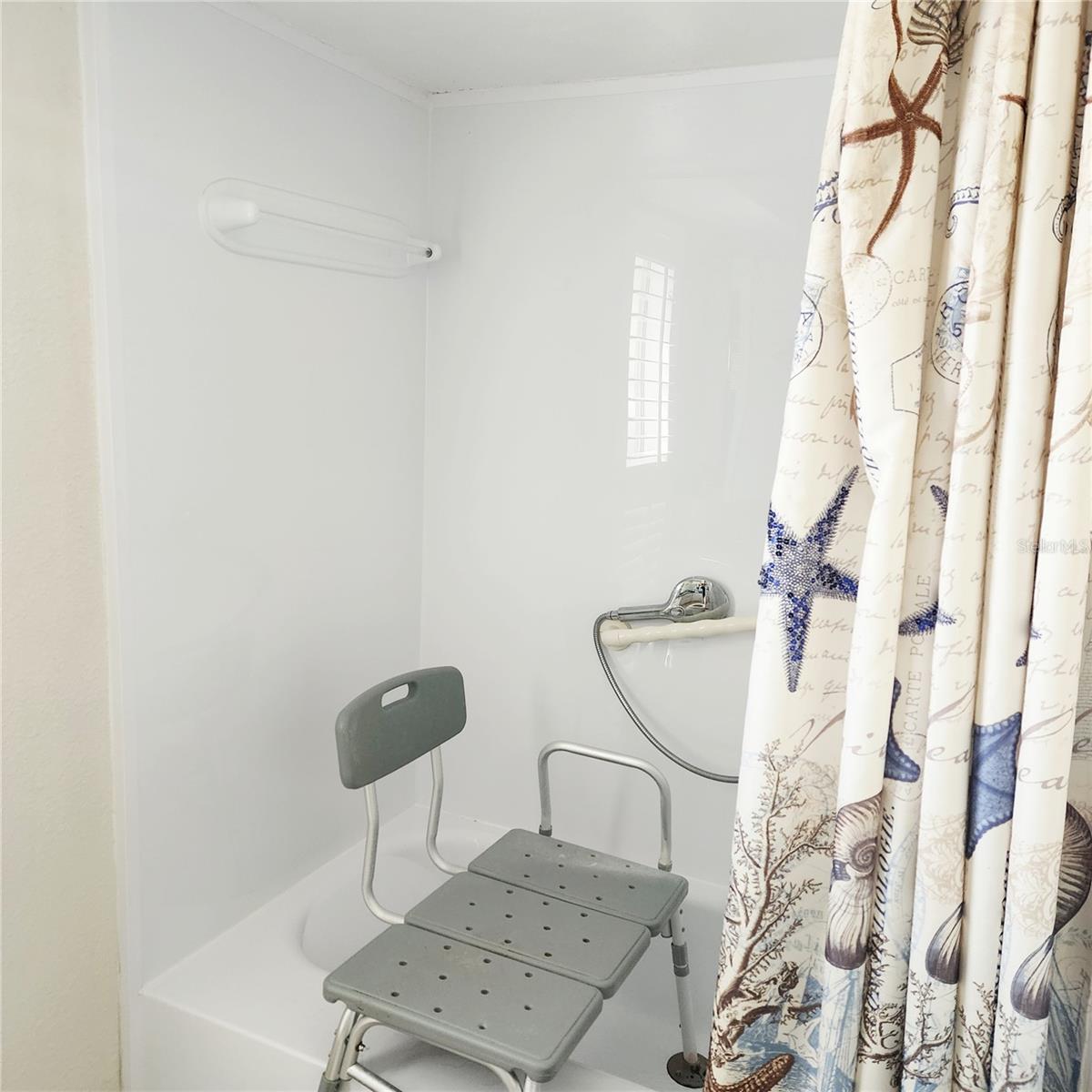 Image 6 of 13 For 14492 Oakglen Drive N