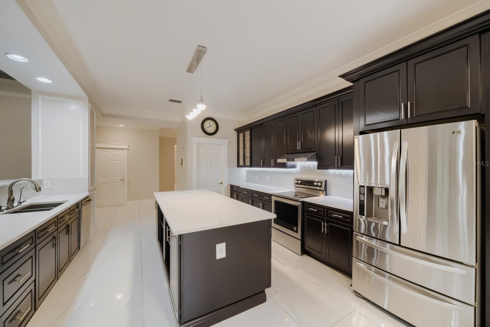 Image 15 of 48 For 7601 Debeaubien Drive