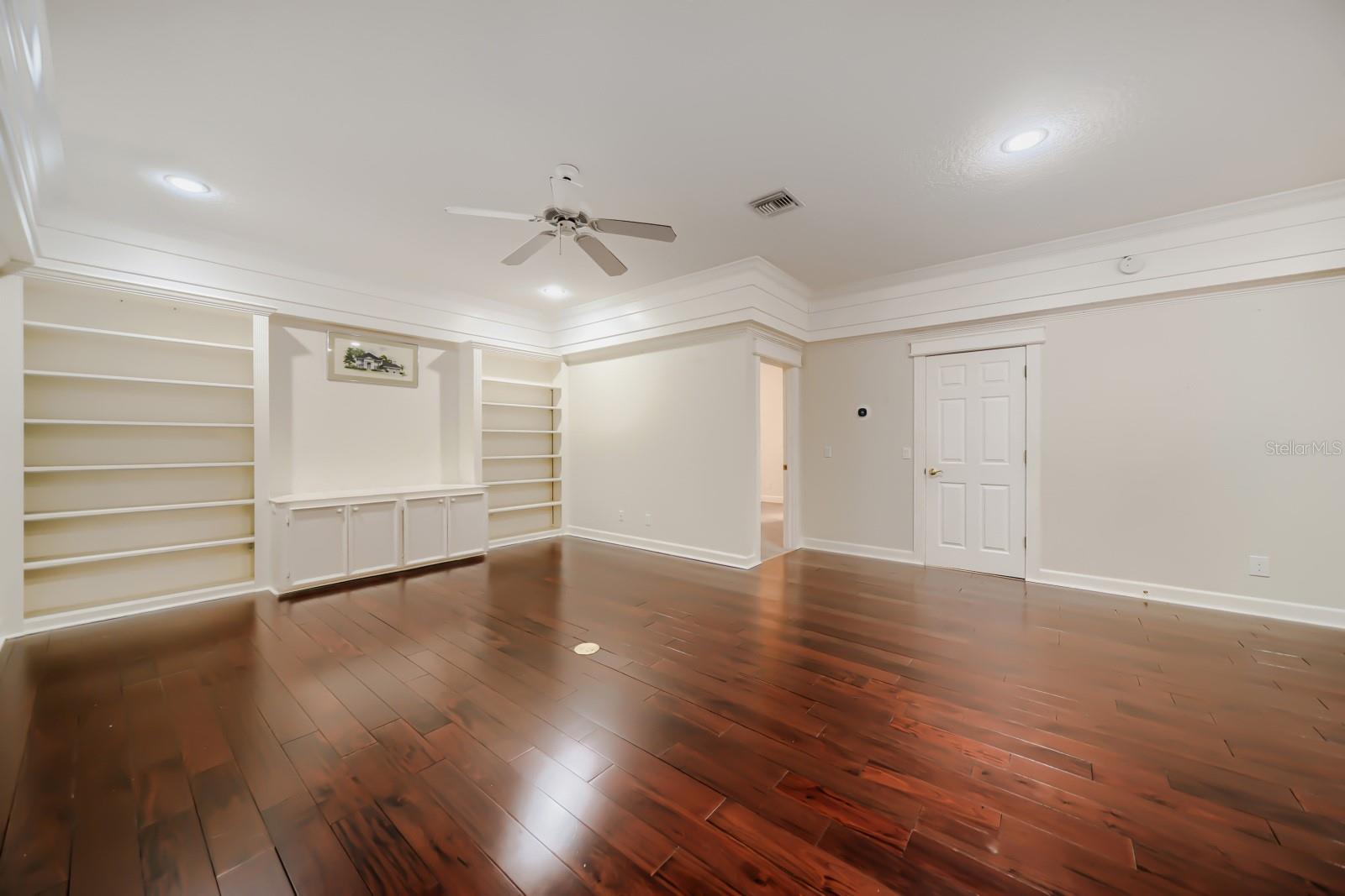 Image 22 of 48 For 7601 Debeaubien Drive