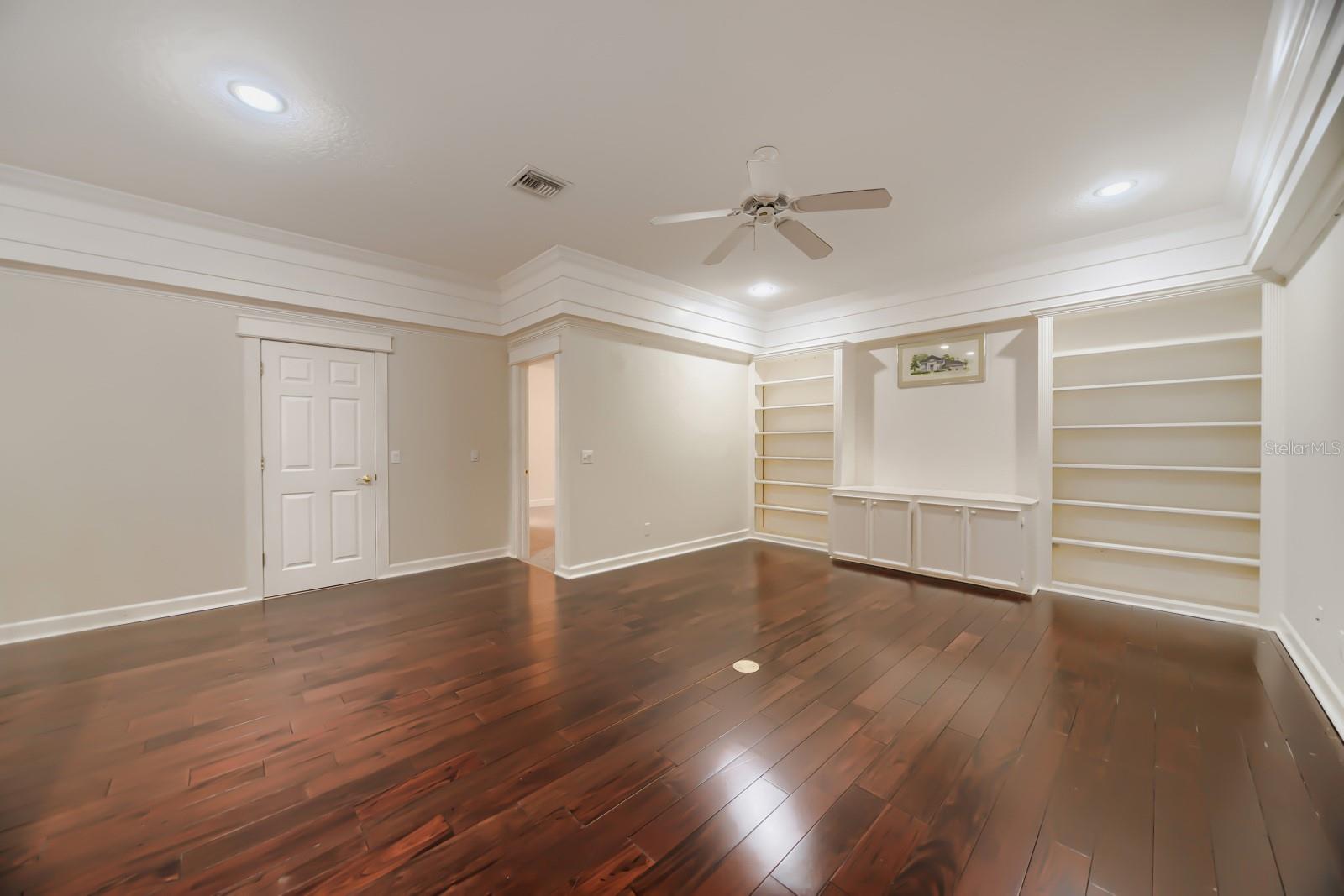 Image 23 of 48 For 7601 Debeaubien Drive