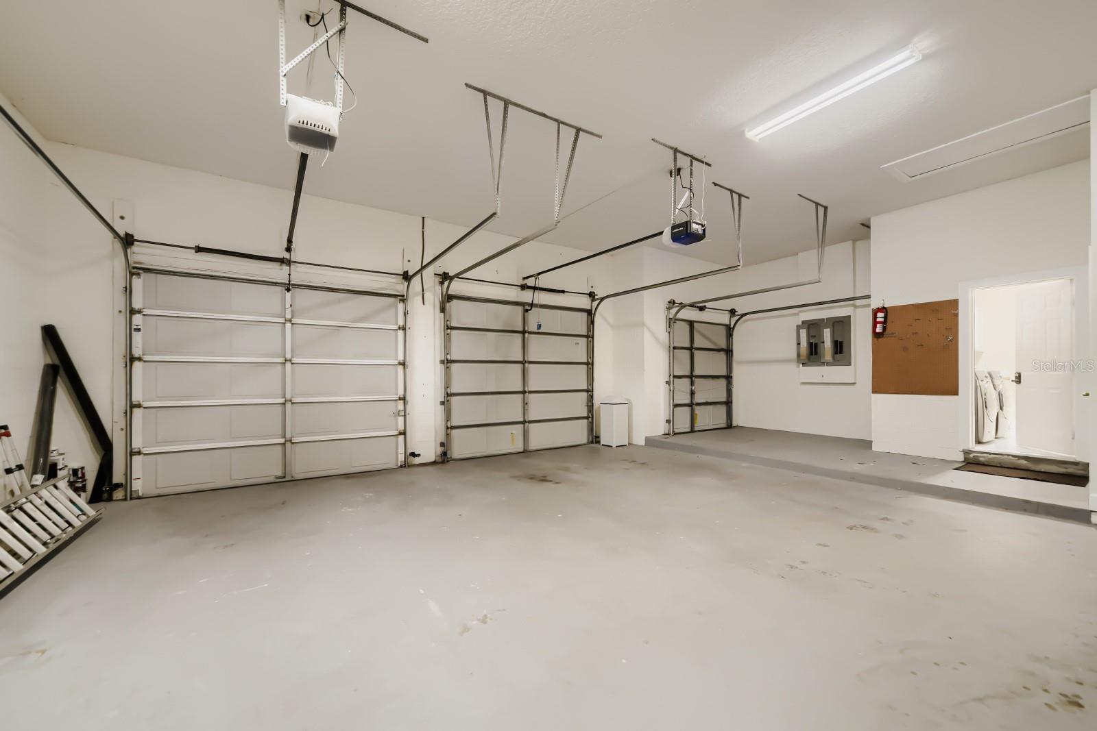 Image 40 of 48 For 7601 Debeaubien Drive