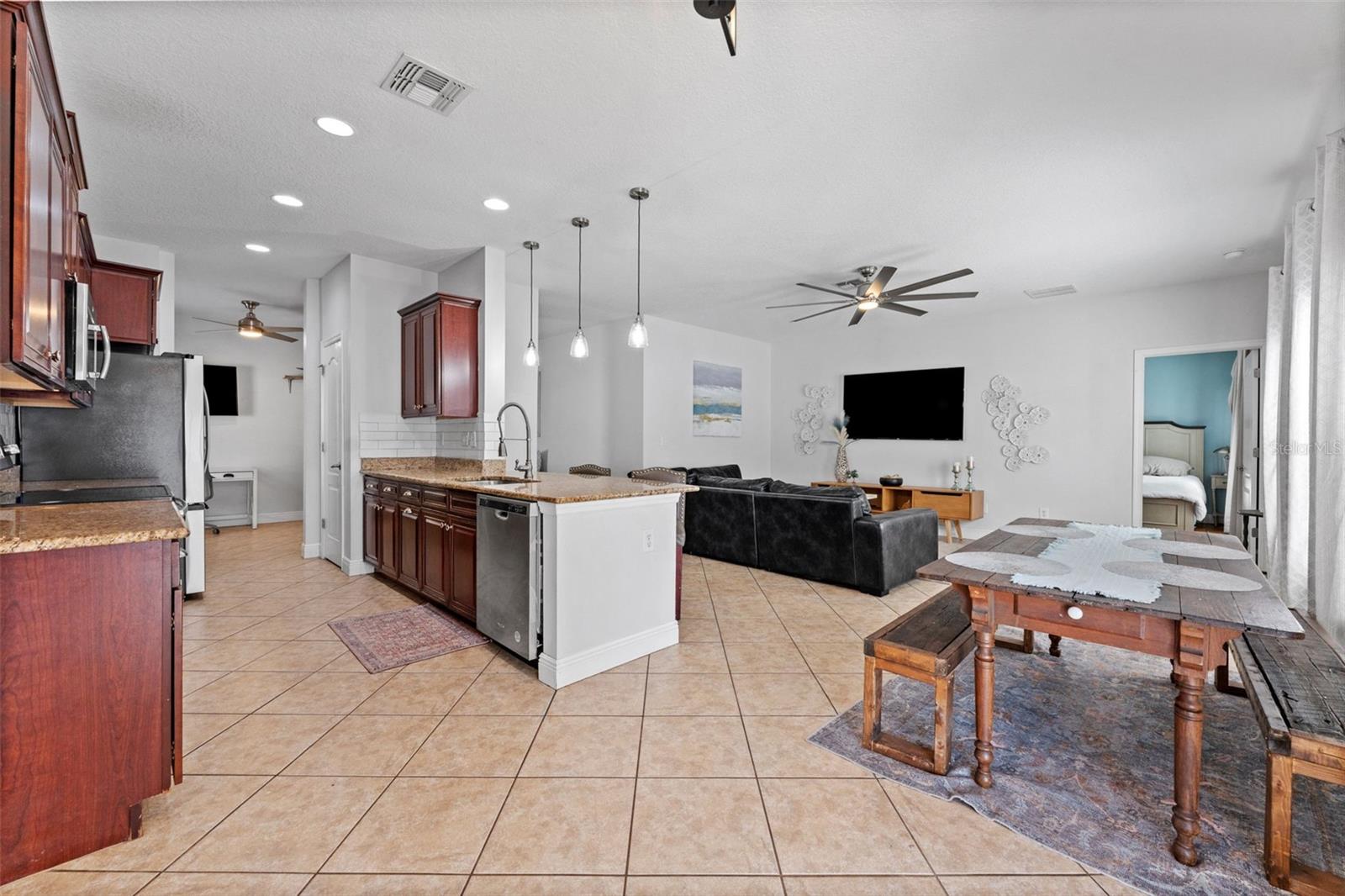 Listing photo id 11 for 2916 Winglewood Circle