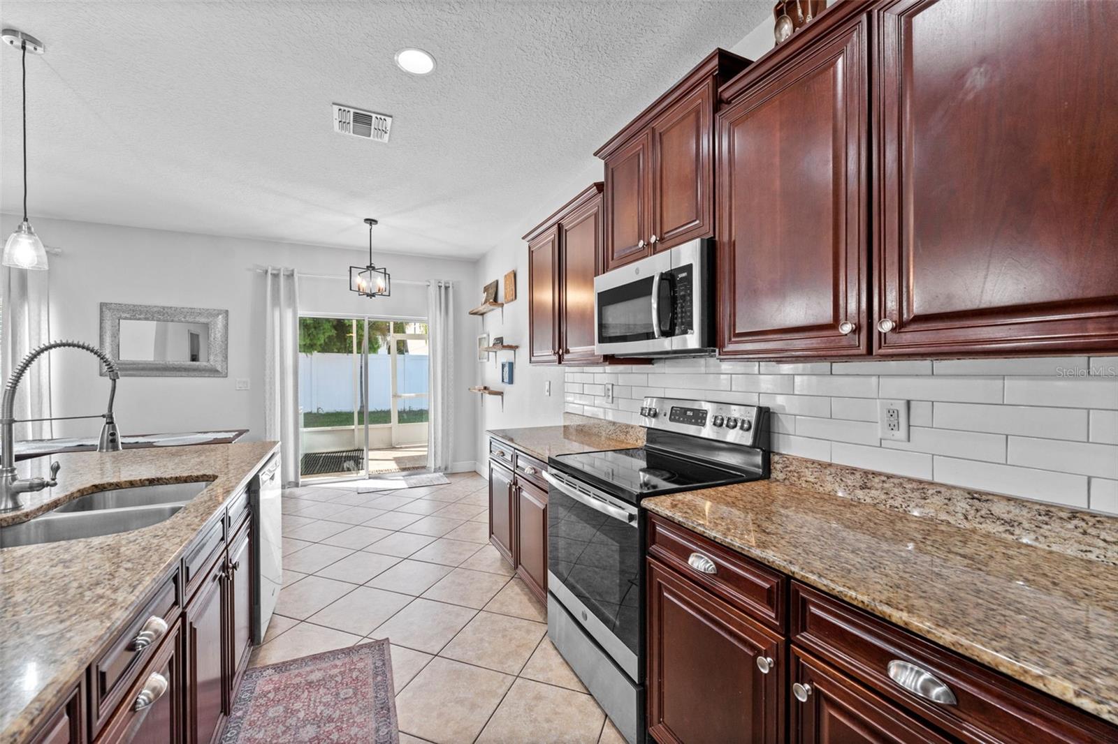 Listing photo id 12 for 2916 Winglewood Circle