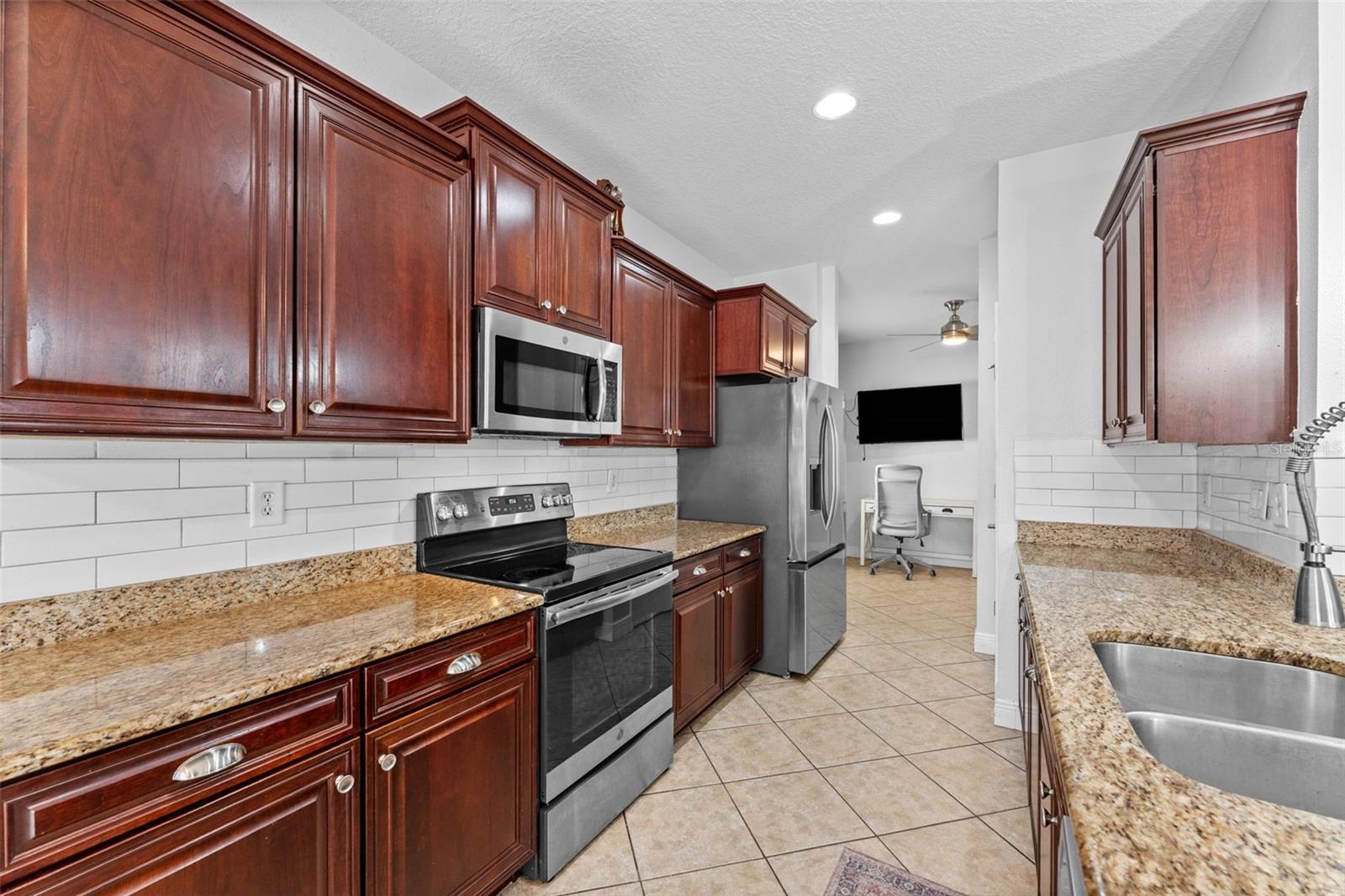 Listing photo id 13 for 2916 Winglewood Circle