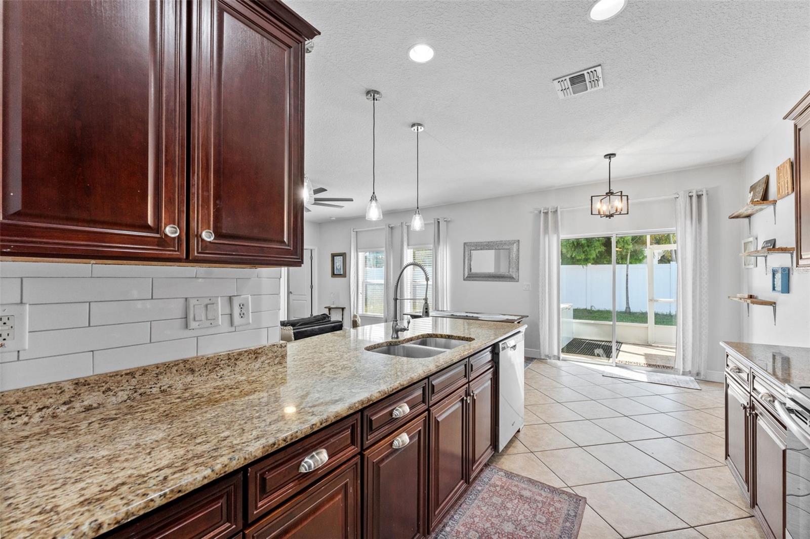 Listing photo id 15 for 2916 Winglewood Circle