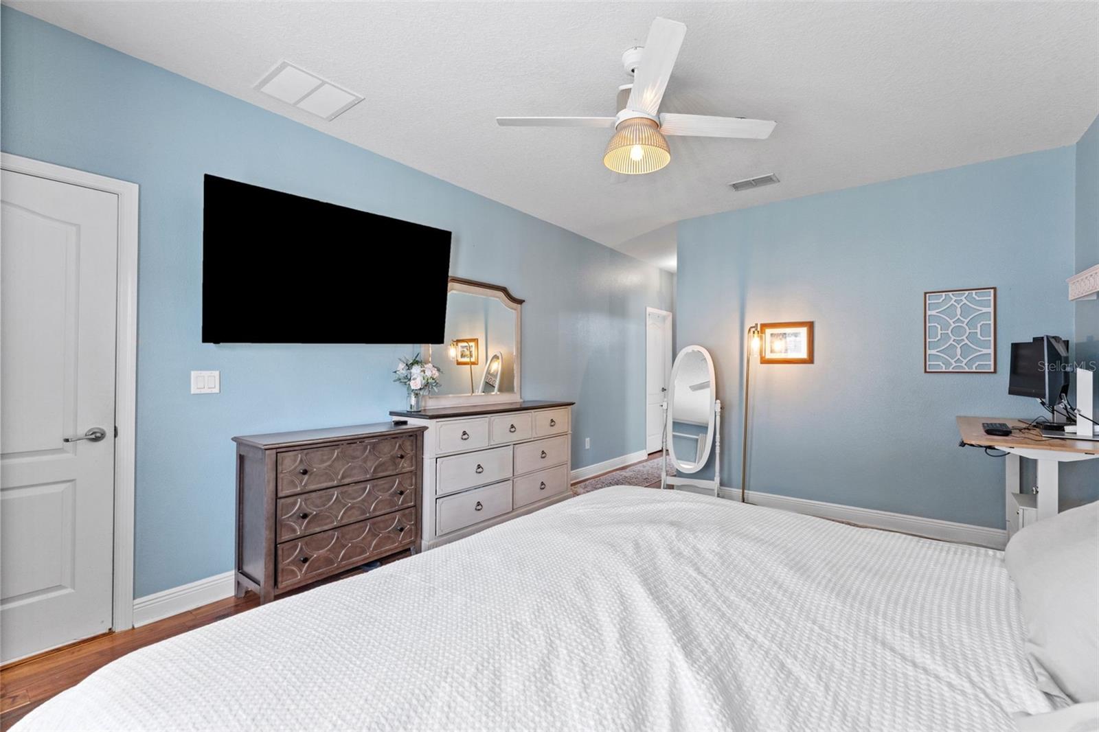 Listing photo id 17 for 2916 Winglewood Circle