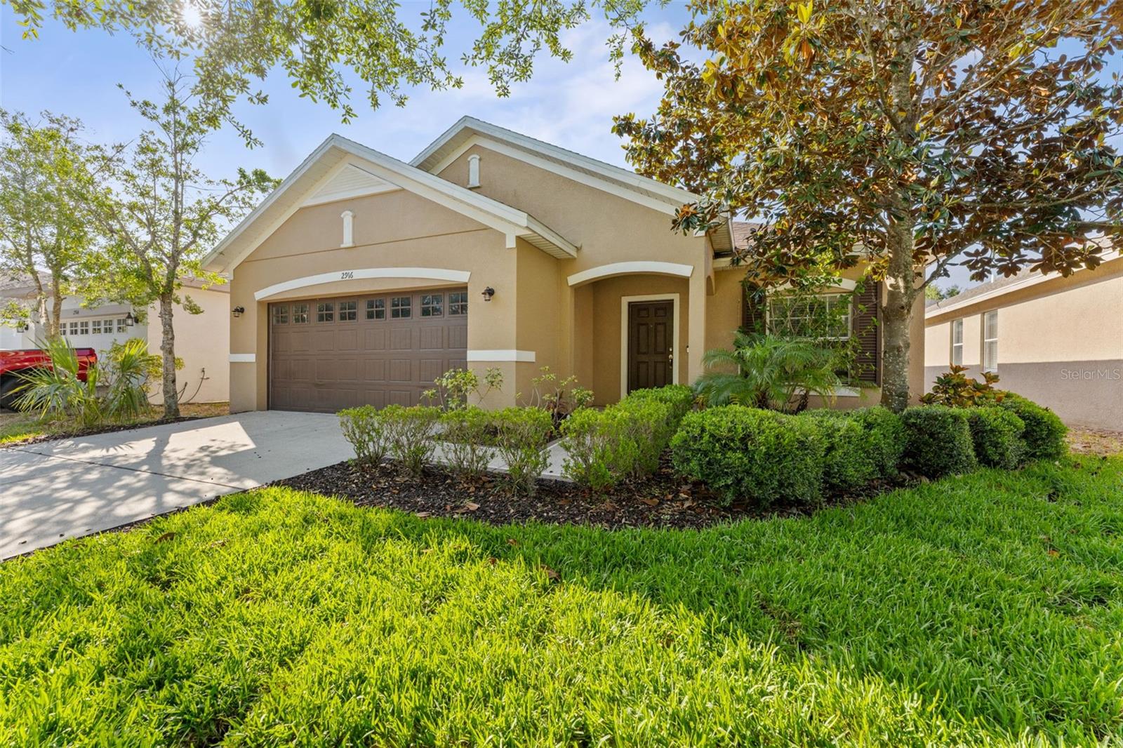 Listing photo id 0 for 2916 Winglewood Circle