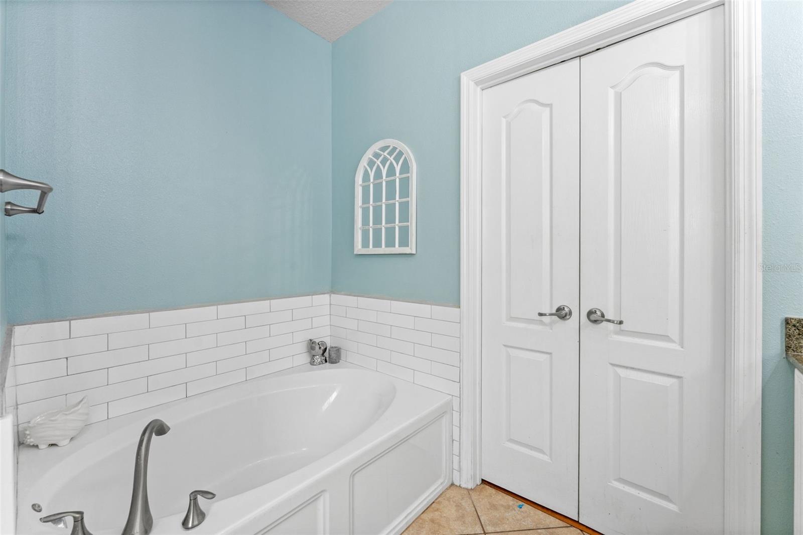 Listing photo id 20 for 2916 Winglewood Circle
