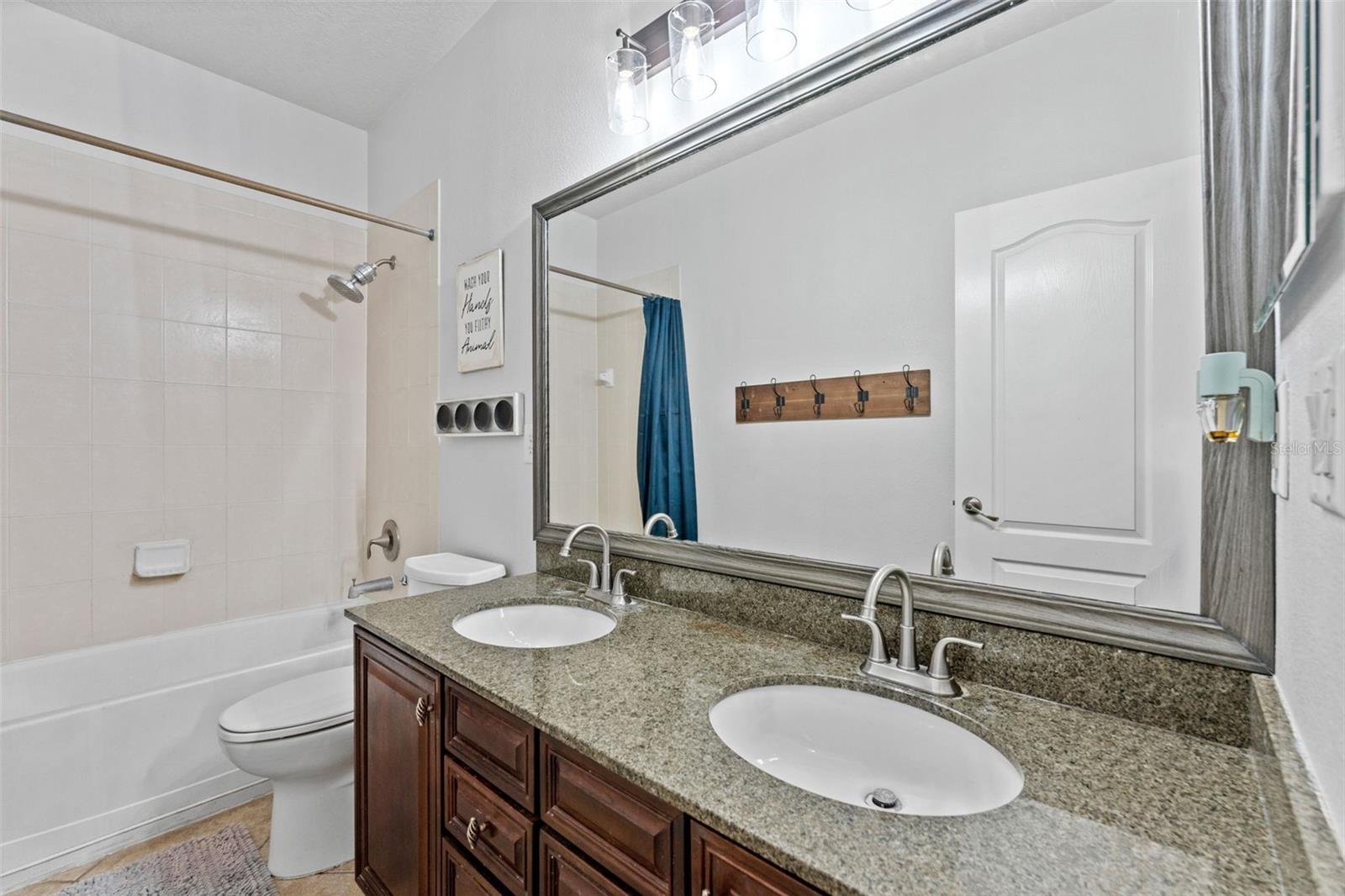 Listing photo id 25 for 2916 Winglewood Circle