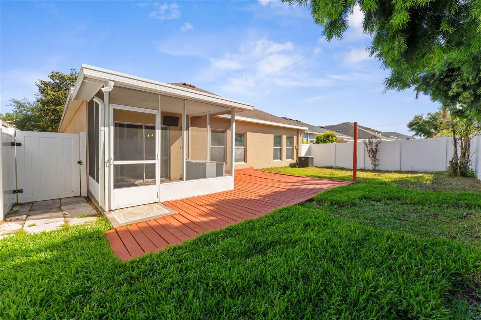 Listing photo id 36 for 2916 Winglewood Circle