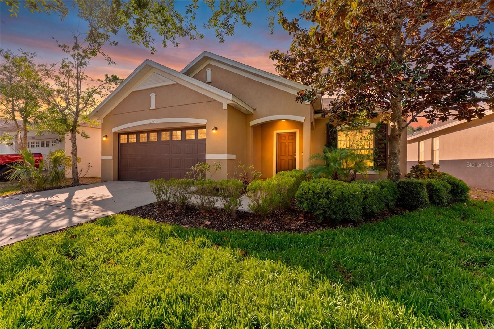 Listing photo id 2 for 2916 Winglewood Circle