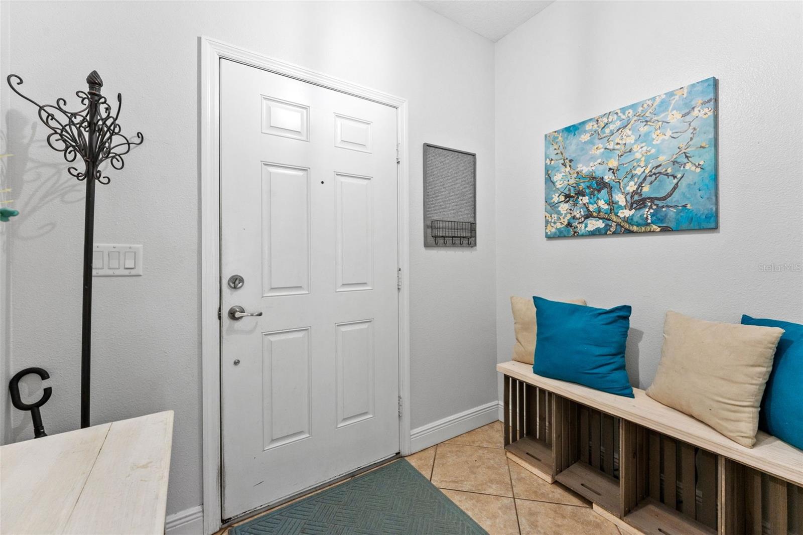 Listing photo id 3 for 2916 Winglewood Circle