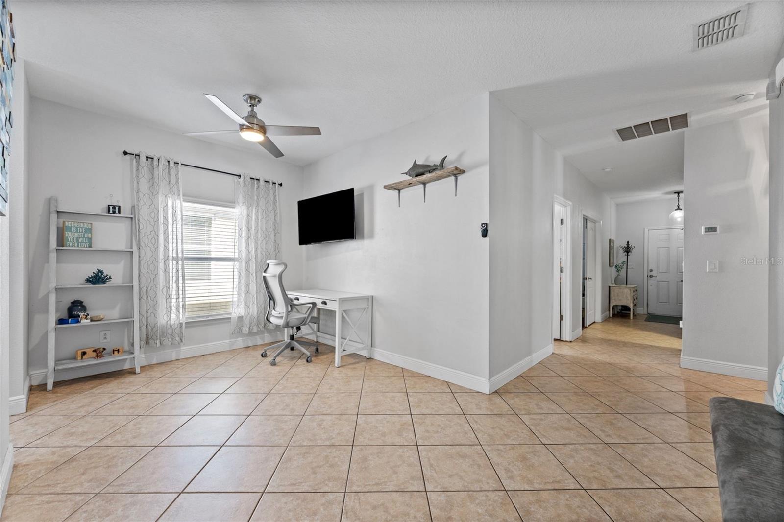 Listing photo id 4 for 2916 Winglewood Circle
