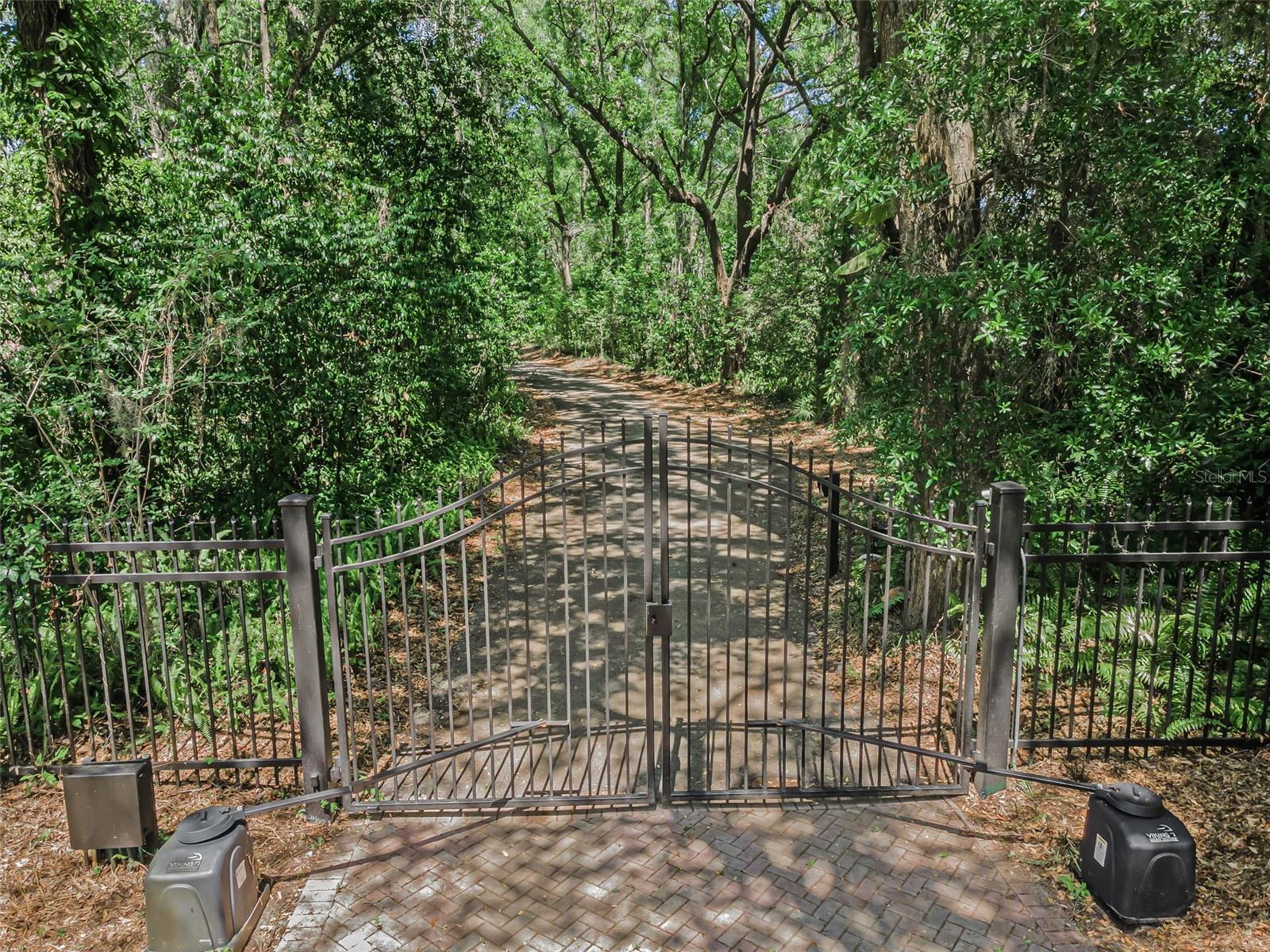 Listing photo id 3 for 8602 Bonnie Cove Lane
