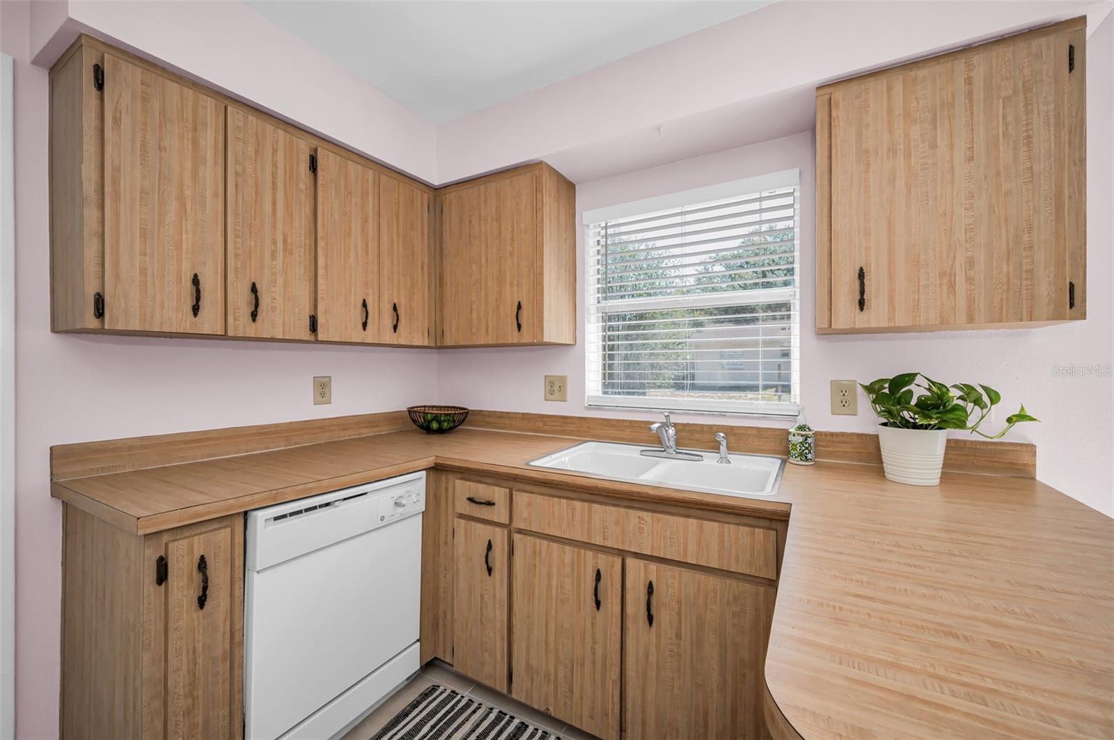 Image 13 of 37 For 2611 Knoll Street W