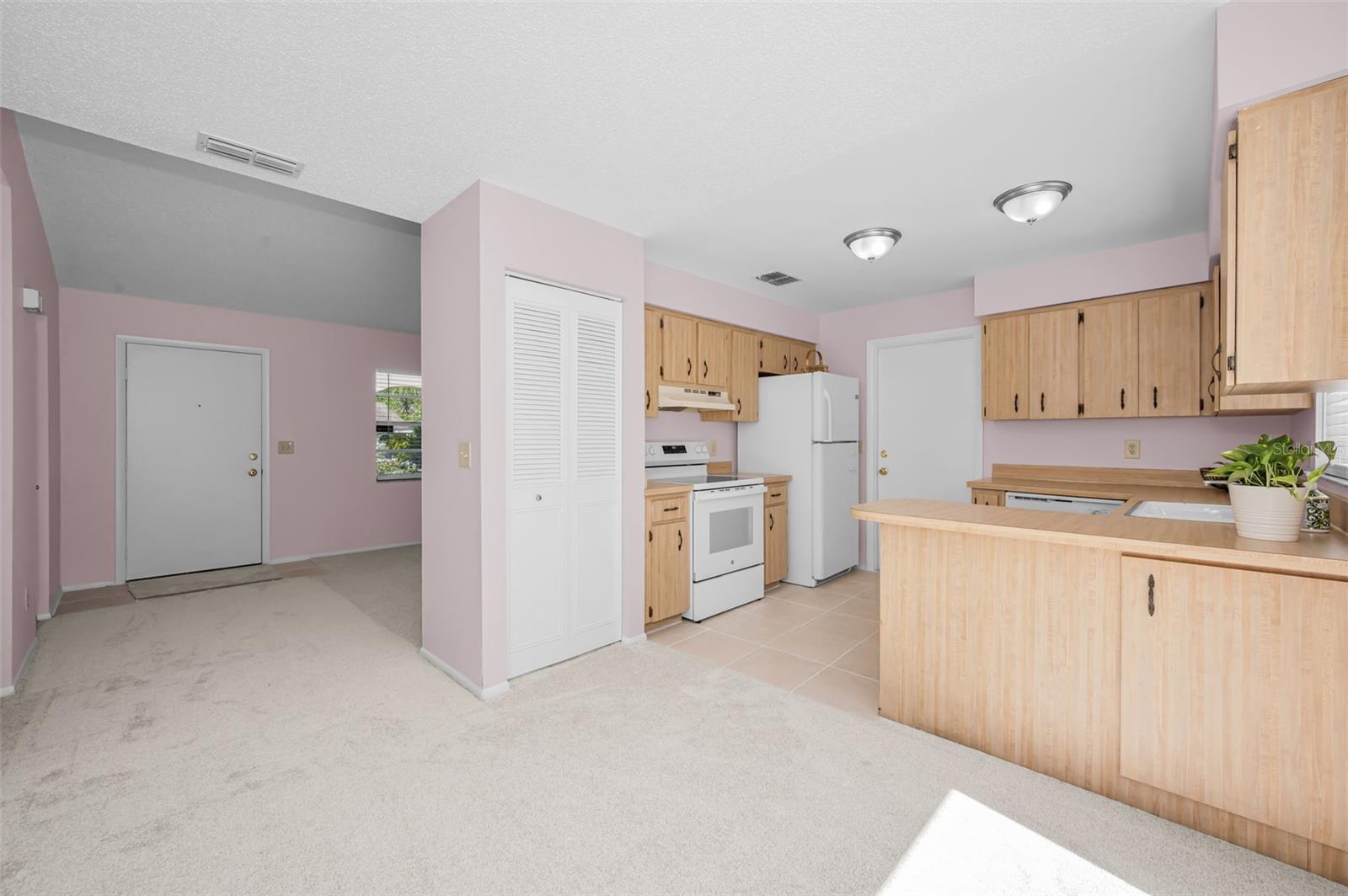 Image 14 of 37 For 2611 Knoll Street W