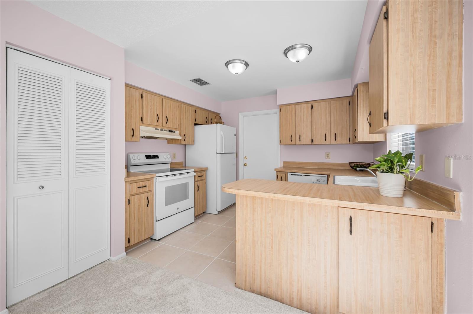 Image 18 of 37 For 2611 Knoll Street W