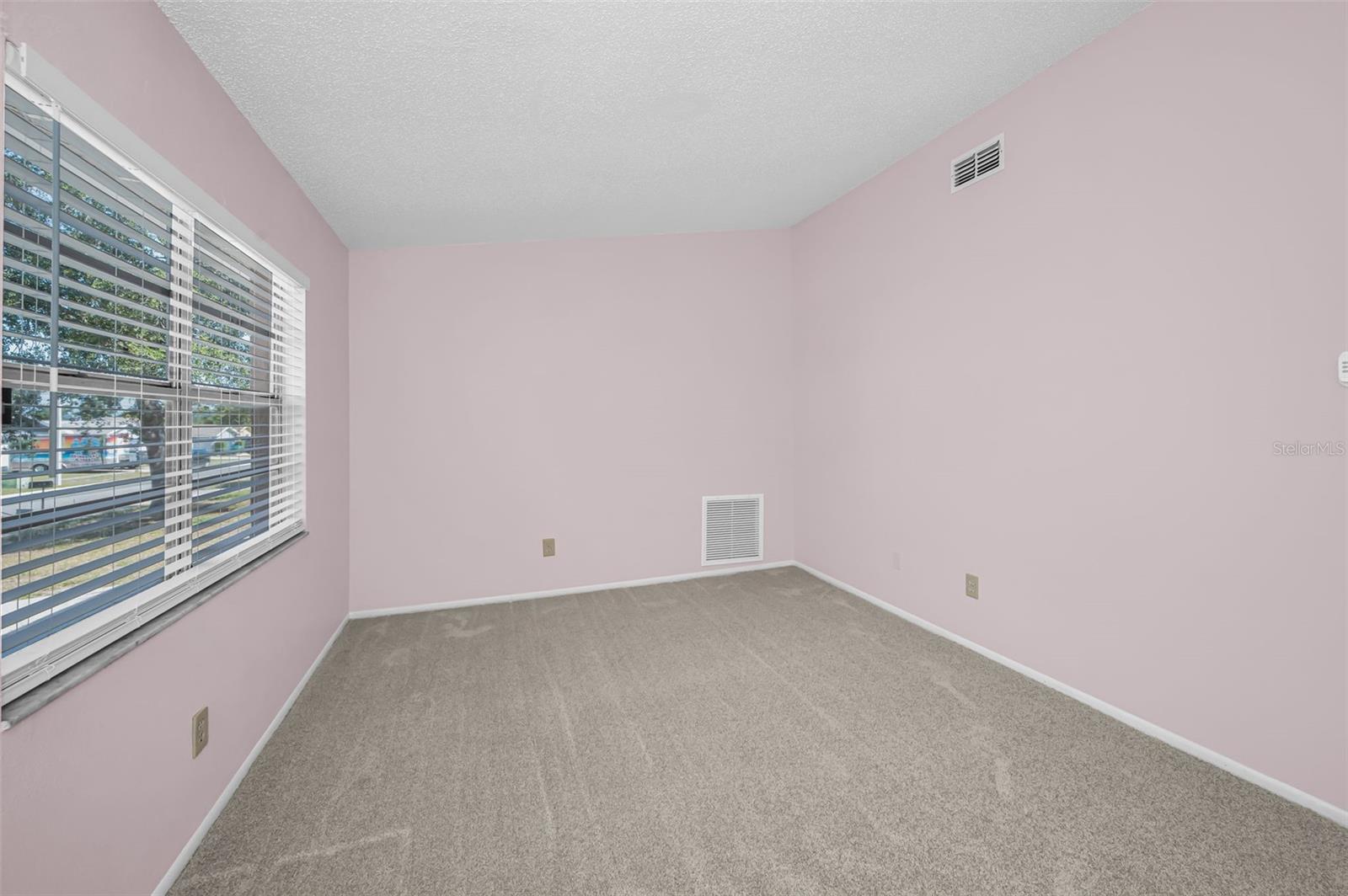 Image 8 of 37 For 2611 Knoll Street W
