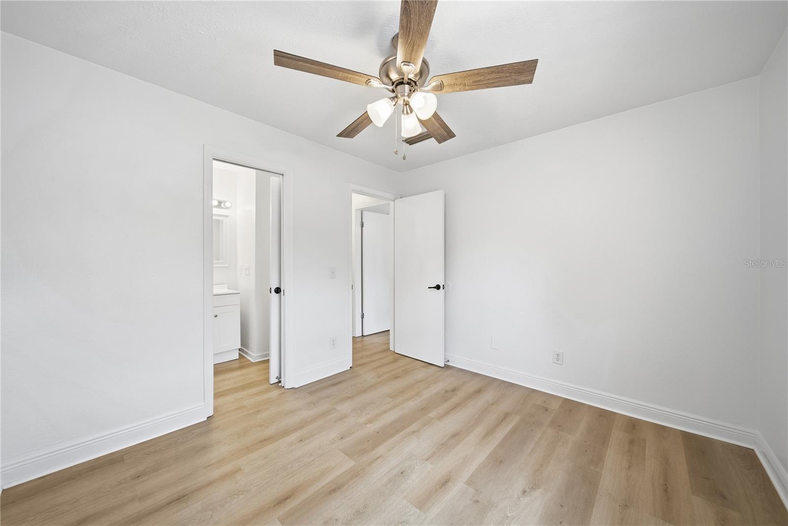 Listing photo id 12 for 13690 Orange Sunset Drive 202