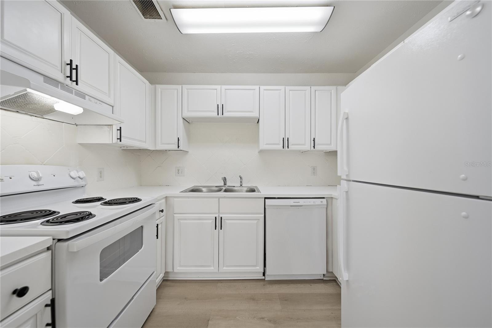 Listing photo id 2 for 13690 Orange Sunset Drive 202