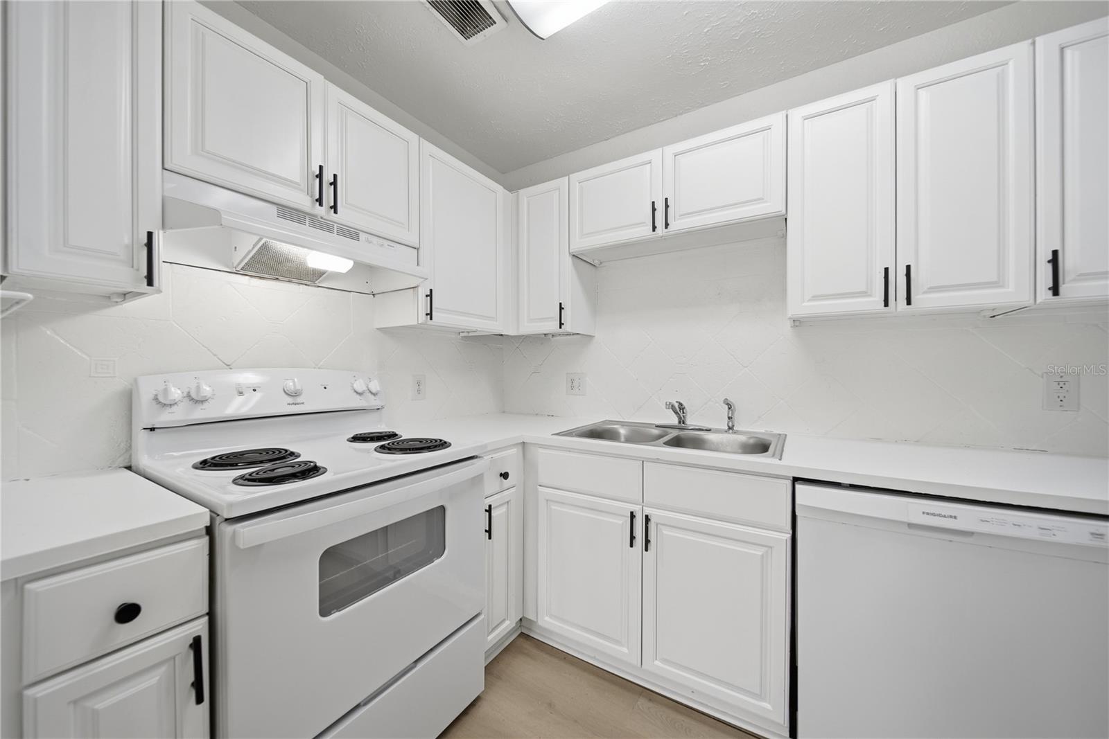 Listing photo id 3 for 13690 Orange Sunset Drive 202