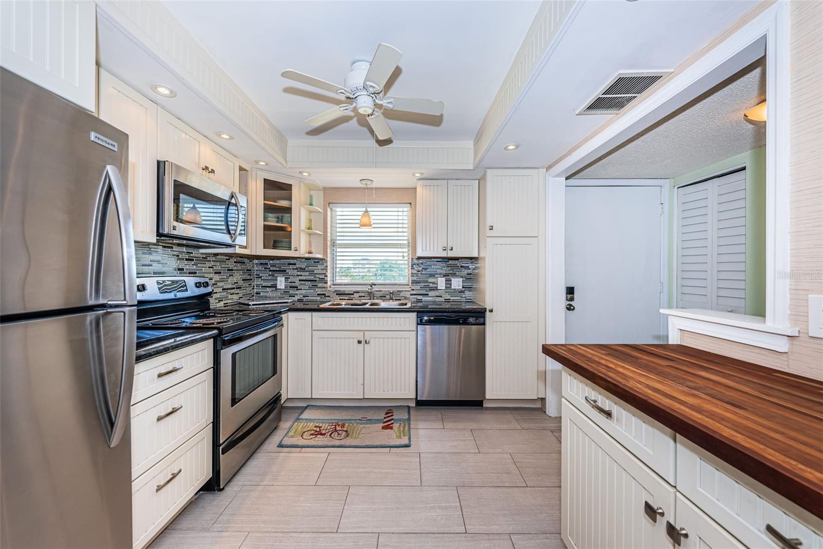 Image 8 of 65 For 4750 Cove Circle 304