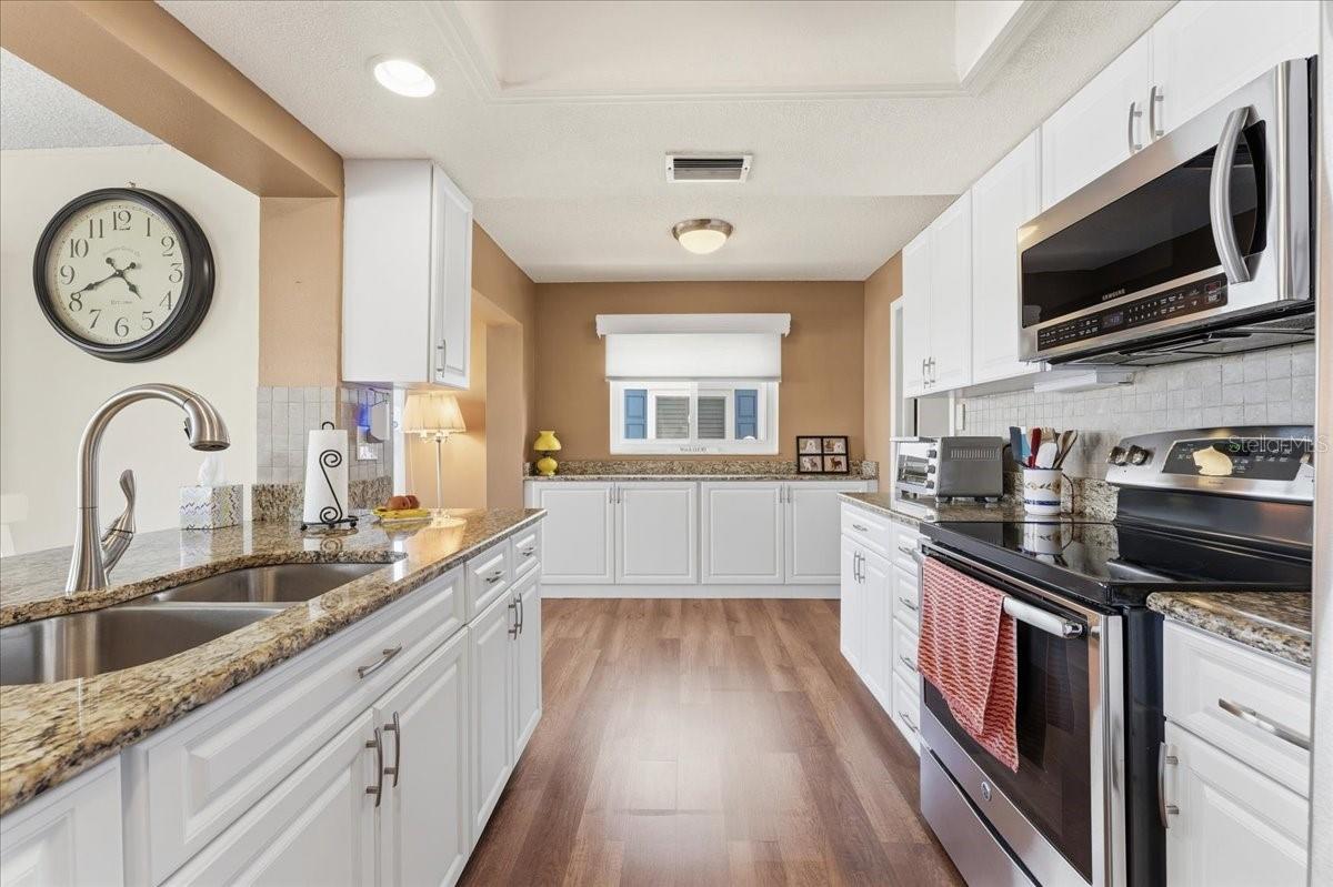 Image 15 of 50 For 9875 Mainlands Boulevard W