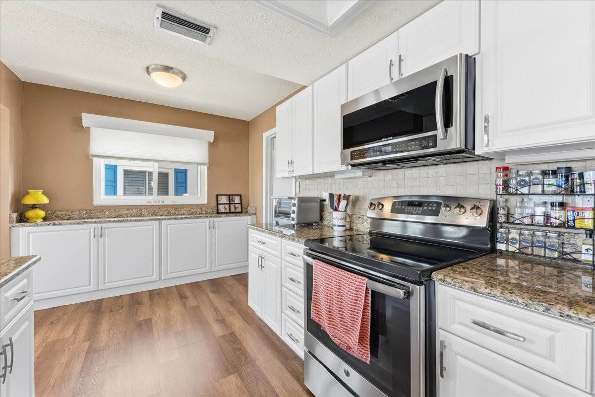 Image 17 of 50 For 9875 Mainlands Boulevard W